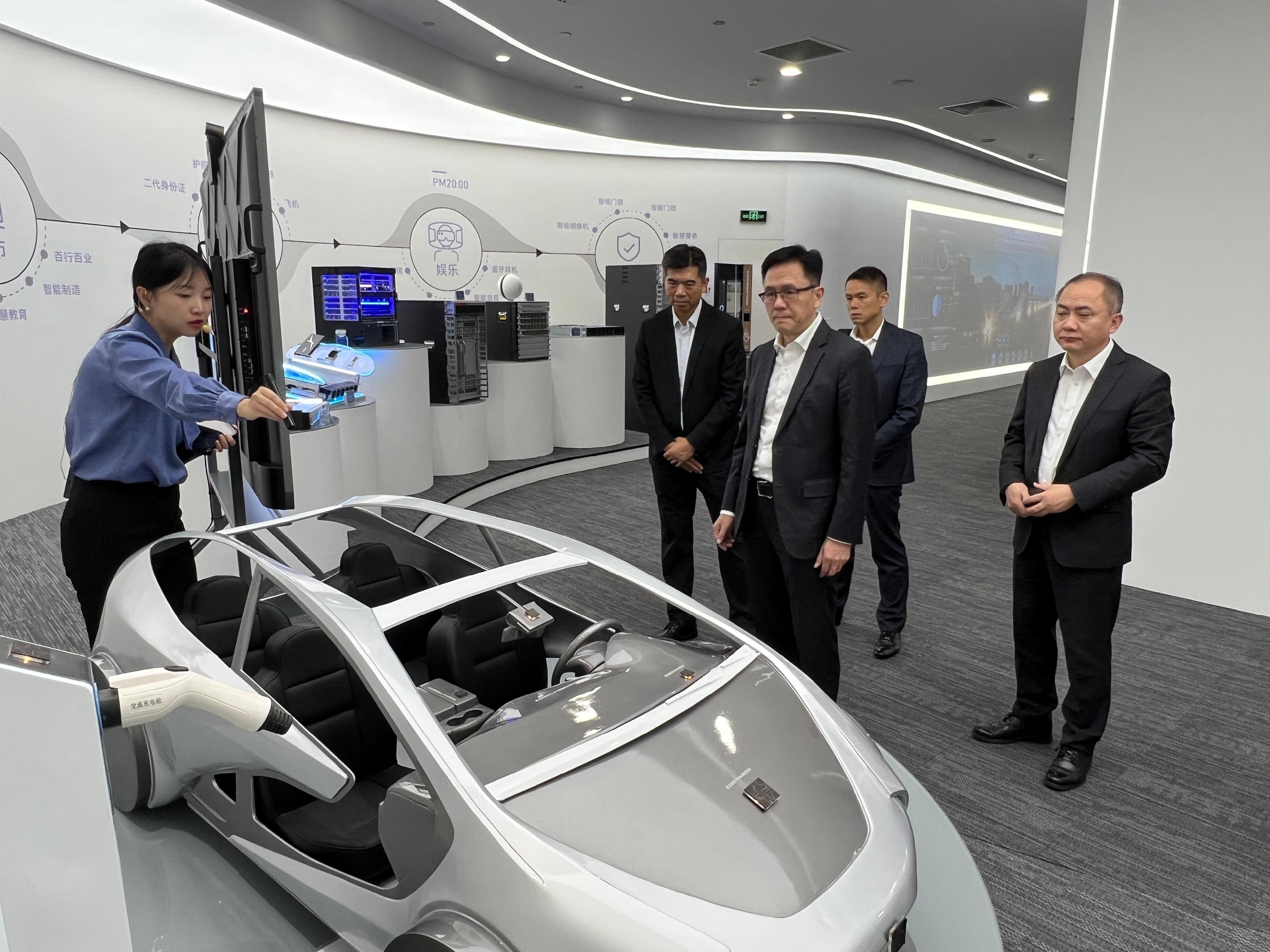 The Secretary for Innovation, Technology and Industry, Professor Sun Dong (third right), visited the Tsinghua Unigroup in Beijing today (August 19) and toured the group's exhibition centre and received a briefing on its achievements in relevant semiconductor chip technology and industry development. Looking on is the Commissioner for Industry (Innovation and Technology), Dr Ge Ming (first right).