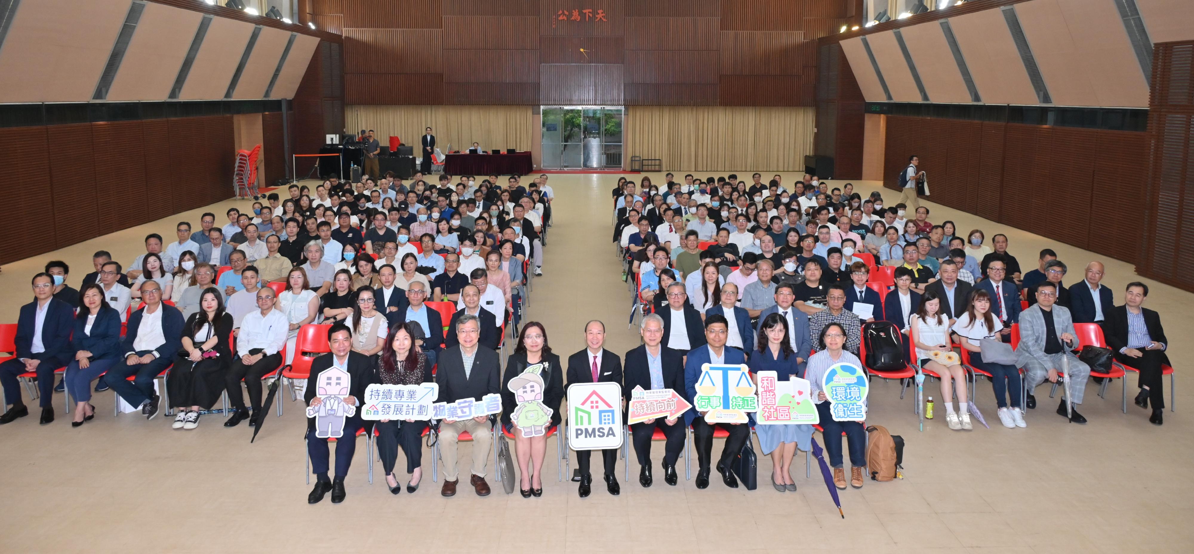 The Food and Environmental Hygiene Department (FEHD) and the Property Management Services Authority (PMSA) jointly held a large-scale seminar for the property management sector today (August 19), providing practitioners with the latest information on chikungunya fever and mosquito prevention and control measures. Photo shows the Permanent Secretary for Environment and Ecology (Food), Ms Irene Young (front row, fourth left); Assistant Director of the FEHD Mr Peter Poon (front row, fourth right); the Chairman of the PMSA, Dr Wong Kong-tin (front row, centre); other guests and participants.
