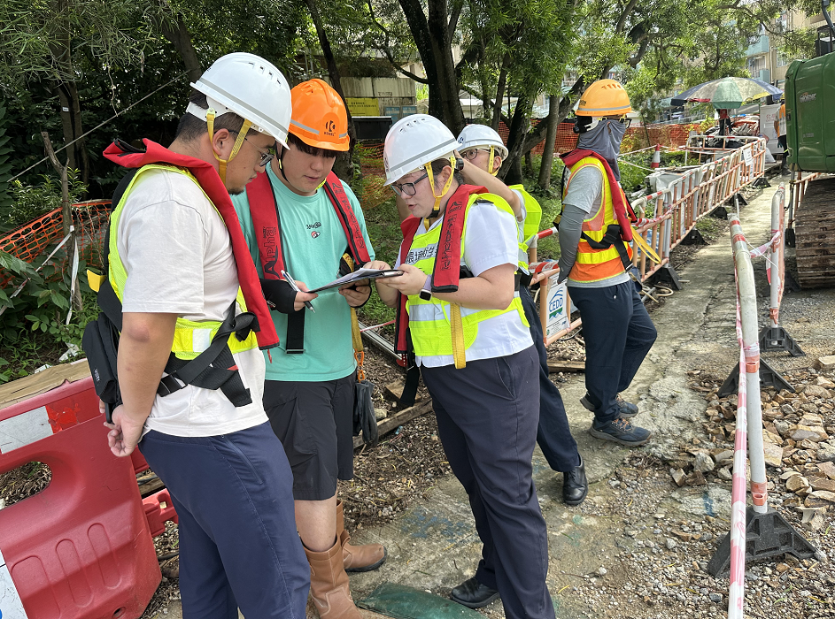 The Food and Environmental Hygiene Department (FEHD) today (August 20) conducted mosquito prevention and elimination work in Kai Tak North, Kowloon City and Ma Wan, Tsuen Wan. Photo shows FEHD staff members inspecting a construction site in Ma Wan for large areas of stagnant water or any mosquito breeding, as well as enhancing the publicity work.