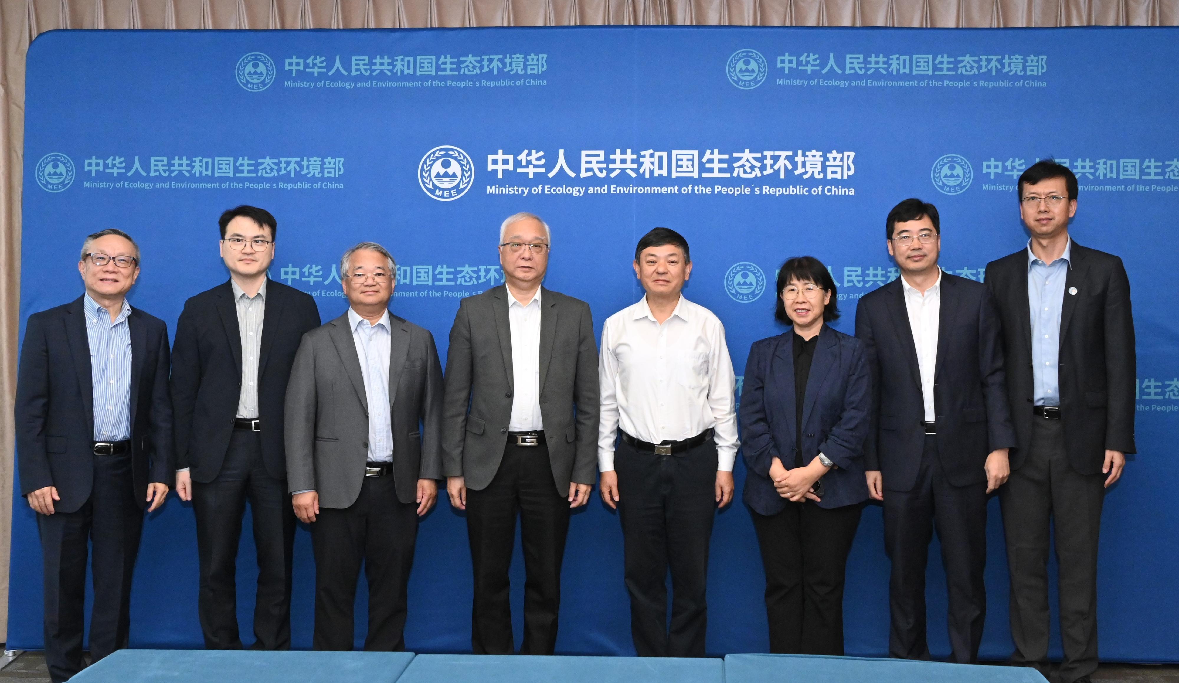 The Secretary for Environment and Ecology, Mr Tse Chin-wan (fourth left), visited the Ministry of Ecology and Environment (MEE) in Beijing today (August 20) and met with the Minister of the MEE, Mr Huang Runqiu (fourth right). The Director of Environmental Protection, Dr Samuel Chui (third left), and the Commissioner for Climate Change, Mr Arthur Lee (second left), also attended the meeting.