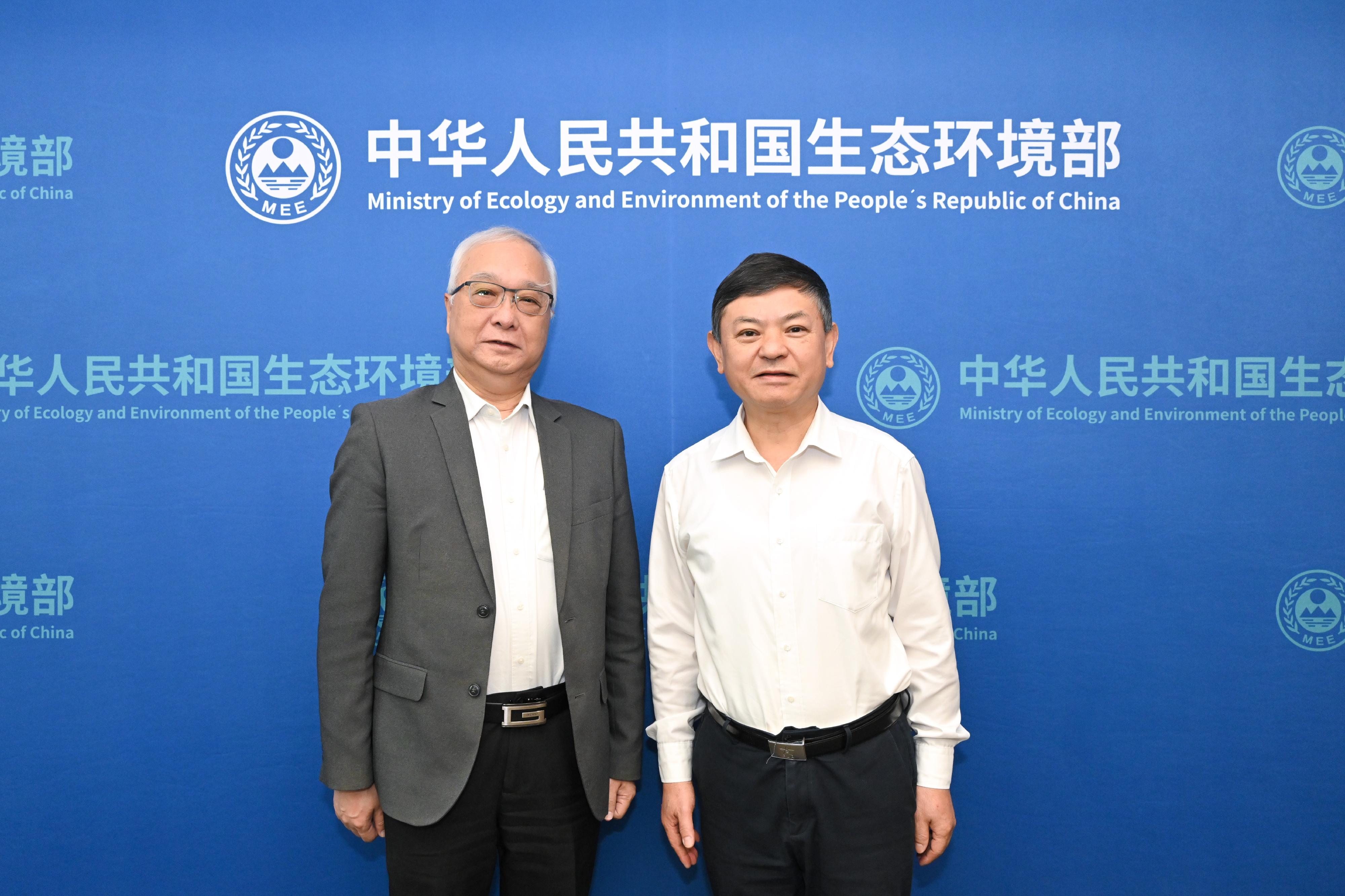The Secretary for Environment and Ecology, Mr Tse Chin-wan (left), visited the Ministry of Ecology and Environment (MEE) in Beijing today (August 20) and met with the Minister of the MEE, Mr Huang Runqiu (right). 
