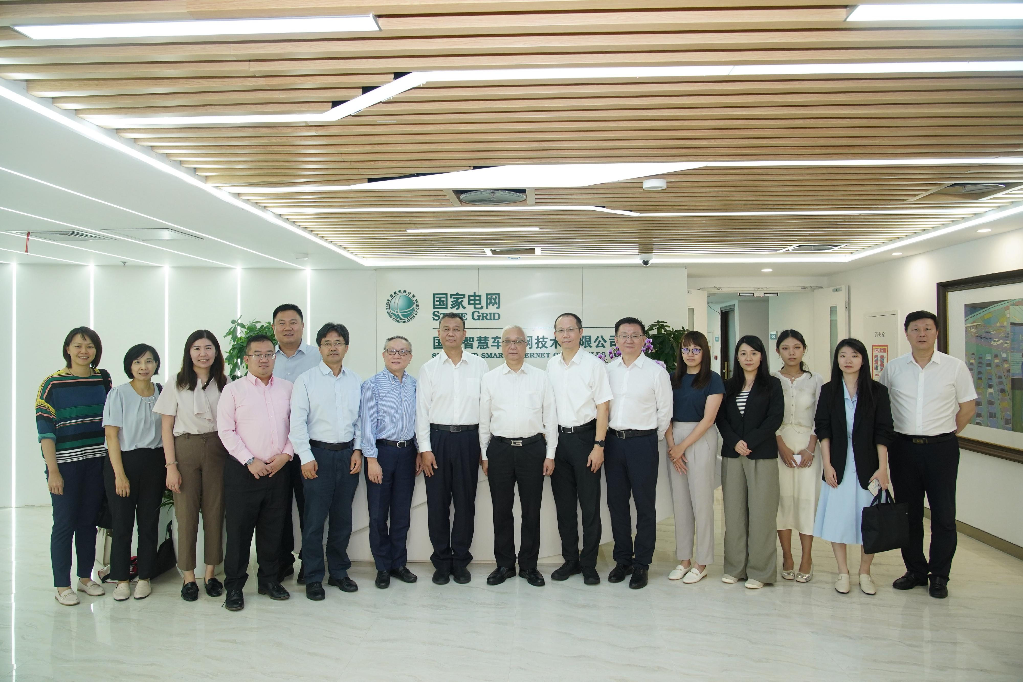 The Secretary for Environment and Ecology, Mr Tse Chin-wan, visited the State Grid Smart Internet of Vehicles Company Ltd in Beijing today (August 20) to learn more about the National Charging Infrastructure Monitoring and Service Platform. Photo shows Mr Tse (eighth right) with the Chairman of the company, Mr Han Bing (ninth right).
