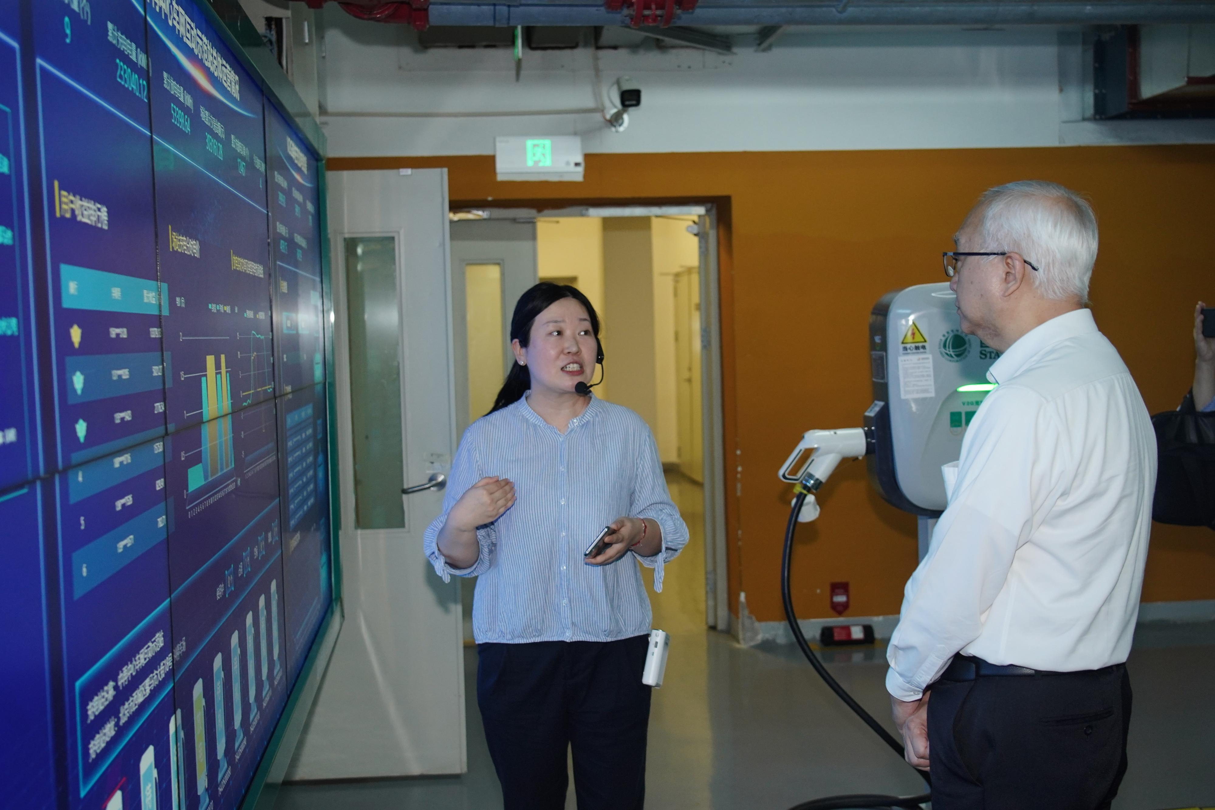 The Secretary for Environment and Ecology, Mr Tse Chin-wan (right), toured the vehicle-to-grid demonstration project at China Re Building in Beijing today (August 20).