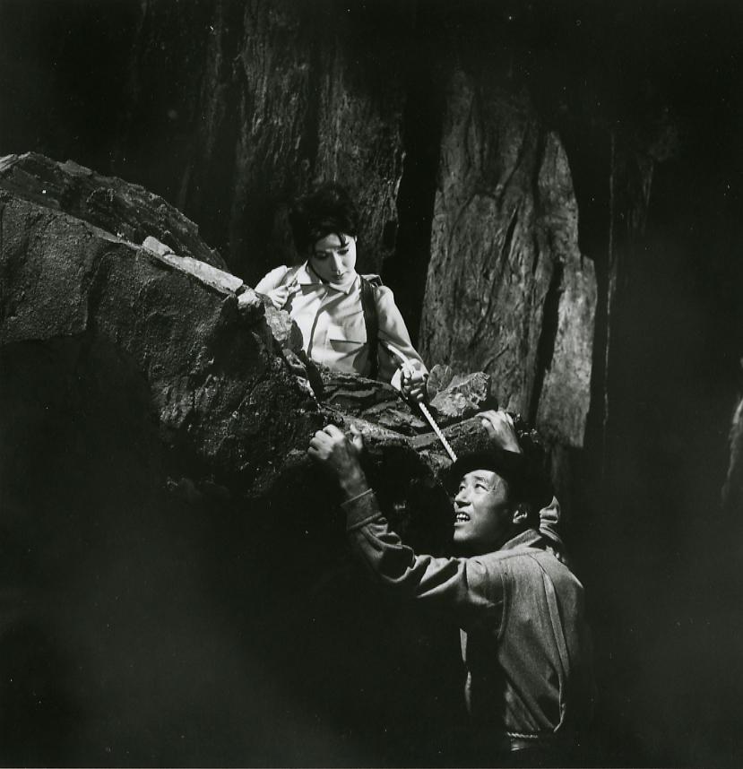 The Film Programmes Office of the Leisure and Cultural Services Department will present the programme "!NSPIRE Series 2025: Integrating the Modern and the Traditional: Chinese Humanism and Hong Kong Cinema" from September 21 to October 25, showcasing 12 films highlighting humanistic values at the Cinema of the Hong Kong Film Archive. Photo shows a film still of "The Wife's Confession" (1961). (© KADOKAWA CORPORATION 1961)