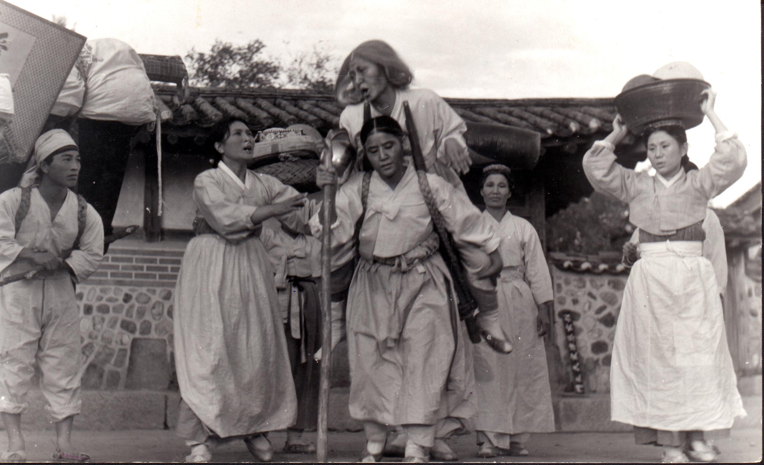 The Film Programmes Office of the Leisure and Cultural Services Department will present the programme "!NSPIRE Series 2025: Integrating the Modern and the Traditional: Chinese Humanism and Hong Kong Cinema" from September 21 to October 25, showcasing 12 films highlighting humanistic values at the Cinema of the Hong Kong Film Archive. Photo shows a film still of "Bound by Chastity Rule" (1962). (© Korean Film Archive)