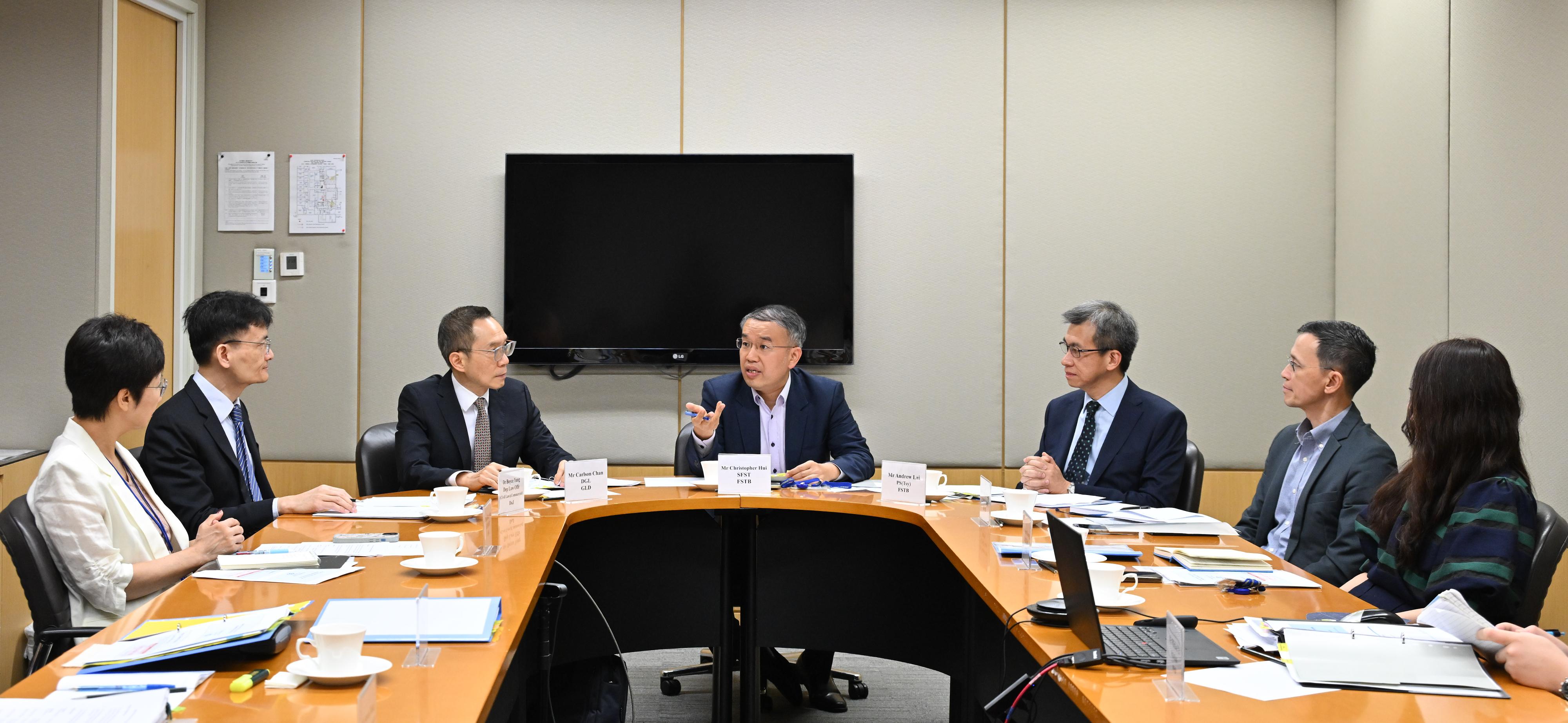財經事務及庫務局局長許正宇（中）今日（八月二十一日）主持政府採購機制檢討專責小組首次會議，聯同公務員事務局、商務及經濟發展局、發展局和律政司的代表共同審視現有的政府採購機制。旁為財經事務及庫務局常任秘書長（庫務）黎志華（右三）和政府物流服務署署長陳嘉信（左三）。