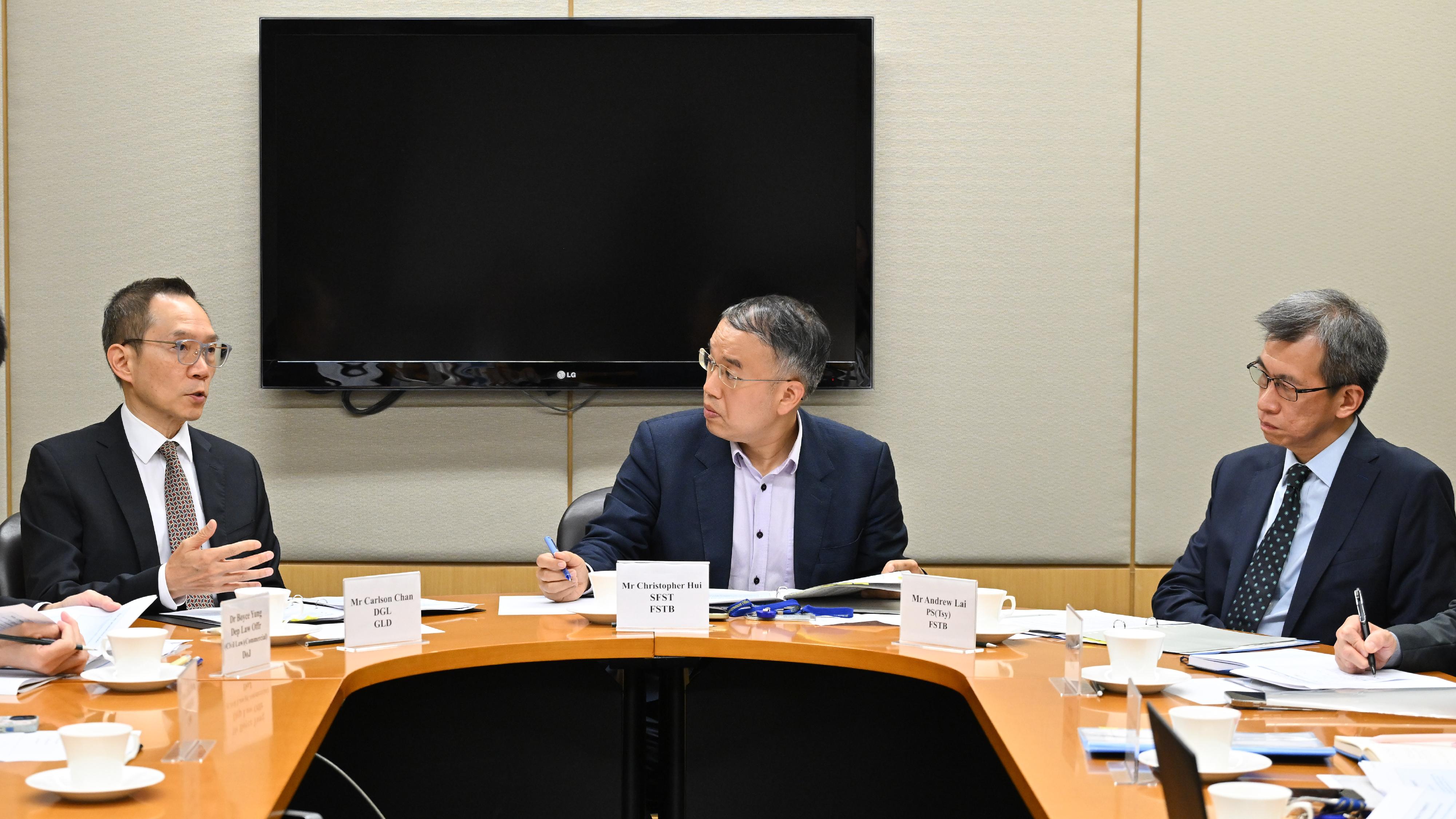 財經事務及庫務局局長許正宇（中）今日（八月二十一日）主持政府採購機制檢討專責小組首次會議，聯同公務員事務局、商務及經濟發展局、發展局和律政司的代表共同審視現有的政府採購機制。旁為財經事務及庫務局常任秘書長（庫務）黎志華（右）和政府物流服務署署長陳嘉信（左）。