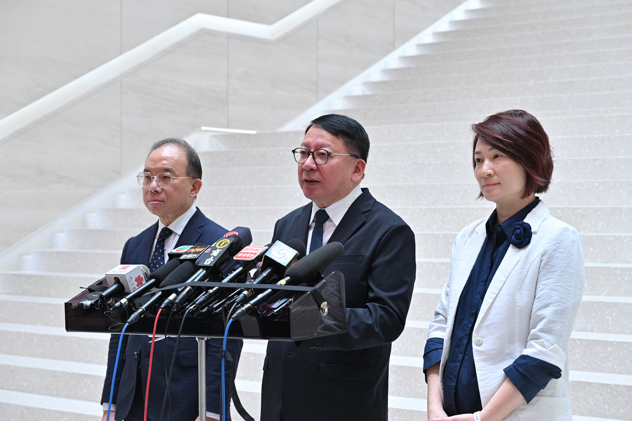 政務司司長陳國基今日（八月二十一日）在北京出席港澳青少年愛國主義教育基地設立儀式。圖示陳國基（中）聯同「憲法和基本法推廣督導委員會」轄下的「愛國主義教育工作小組」組長李慧琼博士（右）和政制及內地事務局局長曾國衞（左）在活動後會見傳媒。