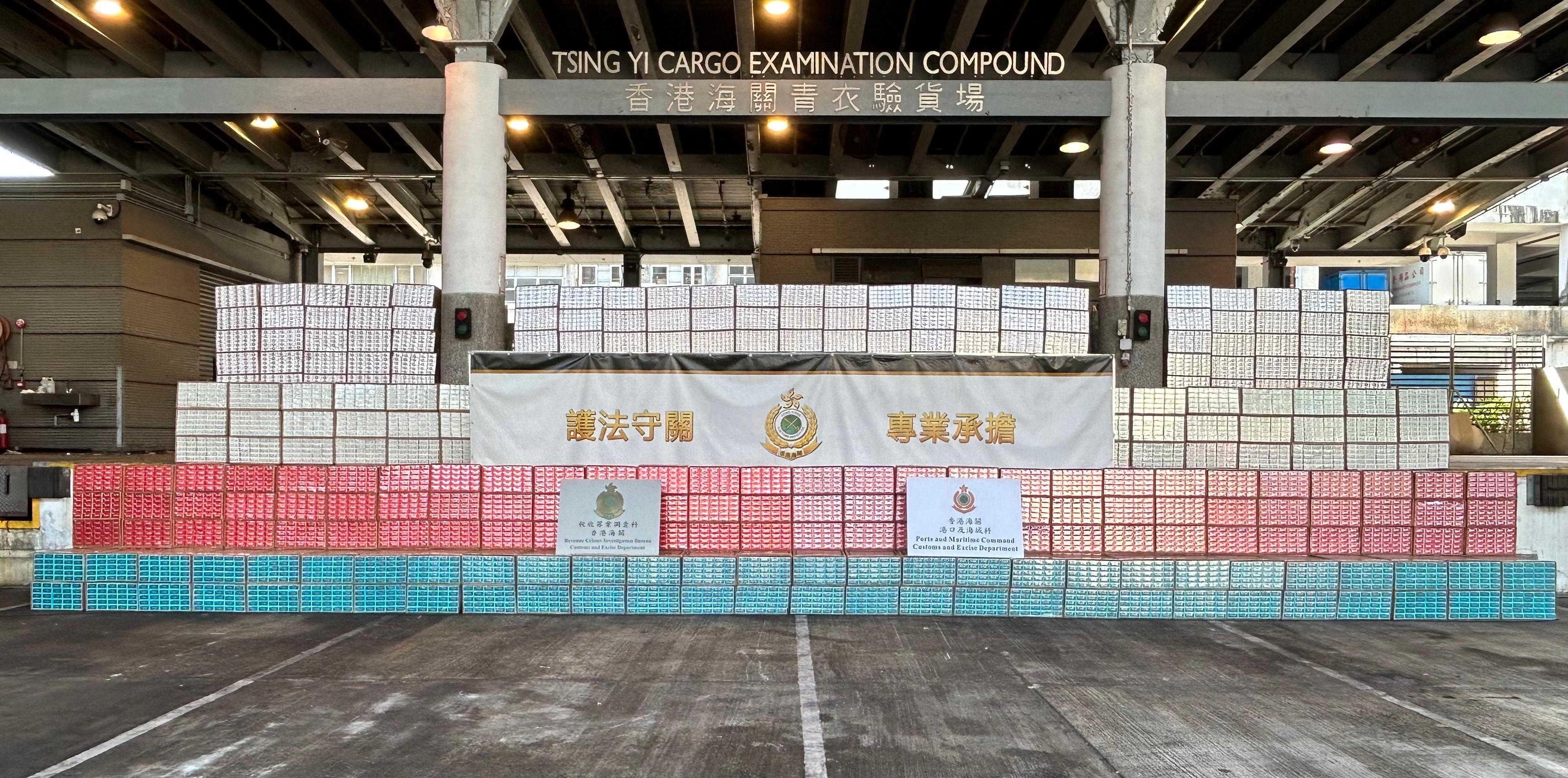 香港海關一直致力促進亞太區內海關合作，從源頭打擊跨境走私香煙，並接連破獲不同類型的跨境走私香煙案件，成效顯著。今年上半年，海關共偵破八十四宗大型走私香煙入口案件，檢獲約二億七千八百萬支私煙，估計市值約十二億五千萬元，應課稅值約九億二千萬元。圖示部分檢獲的私煙。

