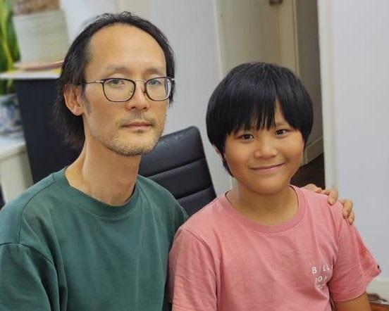 四十九歲男子唐健身高約一點七三米，體重約六十五公斤，瘦身材，長面型，黃皮膚及蓄短黑髮。他最後露面時身穿綠色上衣、藍色長褲及黑色鞋，戴黑色框眼鏡及黑色帽。其十二歲兒子唐孟迅身高約一點四五米，體重約四十公斤，瘦身材，圓面型，黃皮膚及蓄短黑髮。他最後露面時身穿白色上衣、淺色短褲及黑白色鞋。