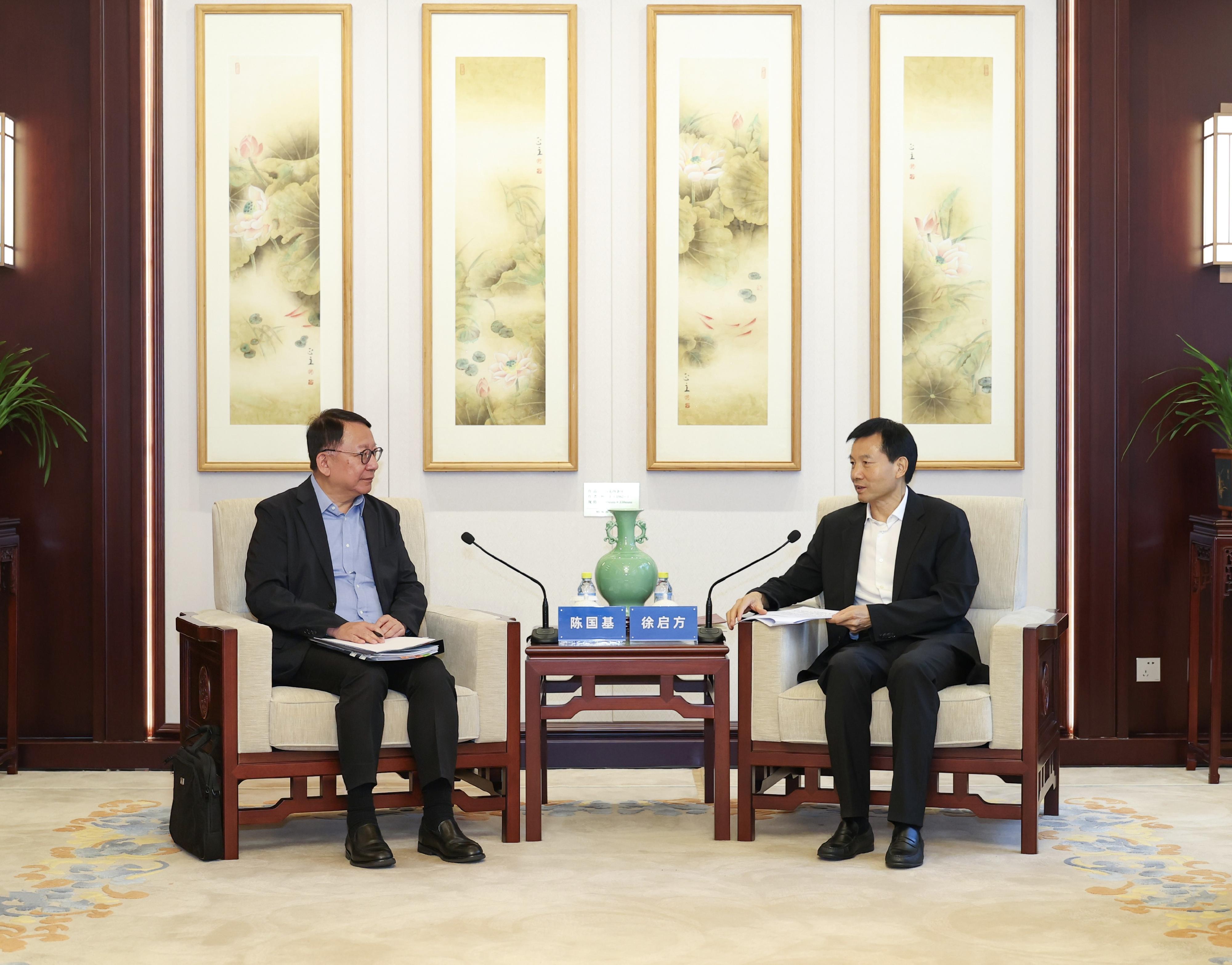 政務司司長陳國基（左）八月二十日在北京與中央港澳工作辦公室、國務院港澳事務辦公室分管日常工作的副主任徐啟方（右）會面。