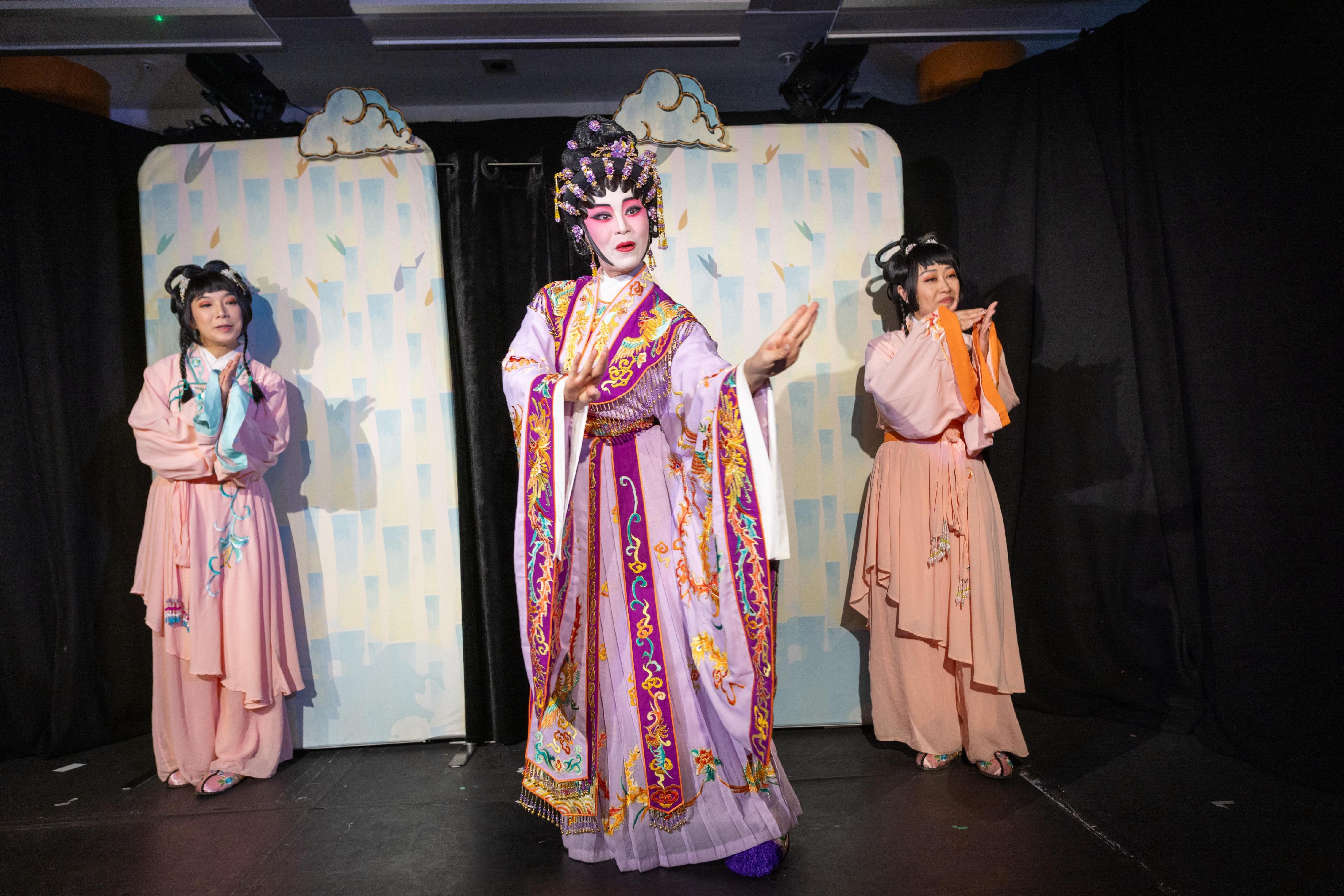 香港駐倫敦經濟貿易辦事處（倫敦經貿辦）支持三個香港表演藝術節目參加二○二五年愛丁堡藝穗節，展現香港多姿多采的藝術風貌。圖示「一桌兩椅慈善基金會」《粵劇x兒童互動劇場：的的撐撐遊樂園》的演出。