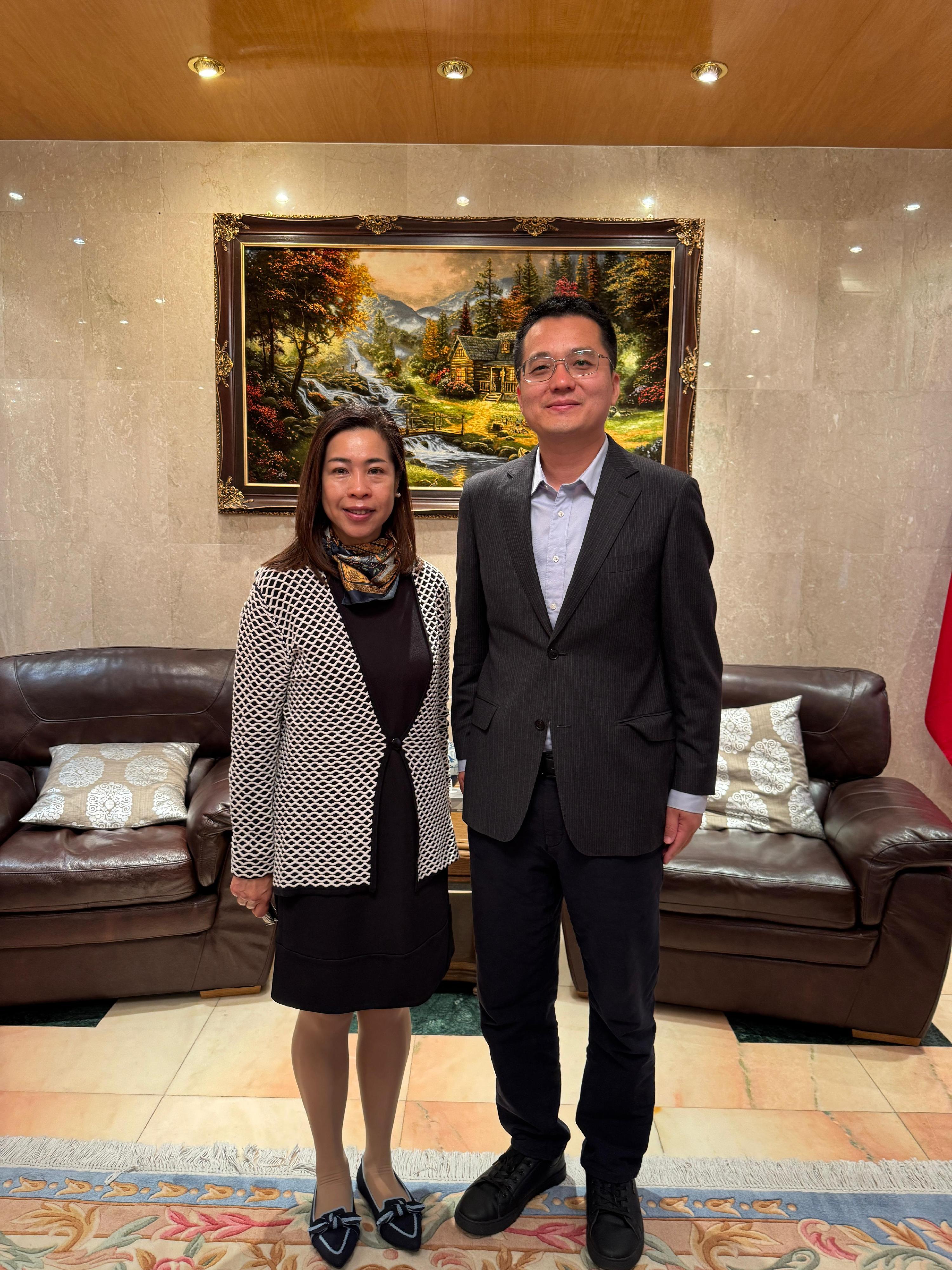 香港駐倫敦經濟貿易辦事處（倫敦經貿辦）支持三個香港表演藝術節目參加二○二五年愛丁堡藝穗節，展現香港多姿多采的藝術風貌。圖示倫敦經貿辦處長周雪梅（左）八月二十日在愛丁堡禮節性拜會中國駐愛丁堡總領事館副總領事齊琦。