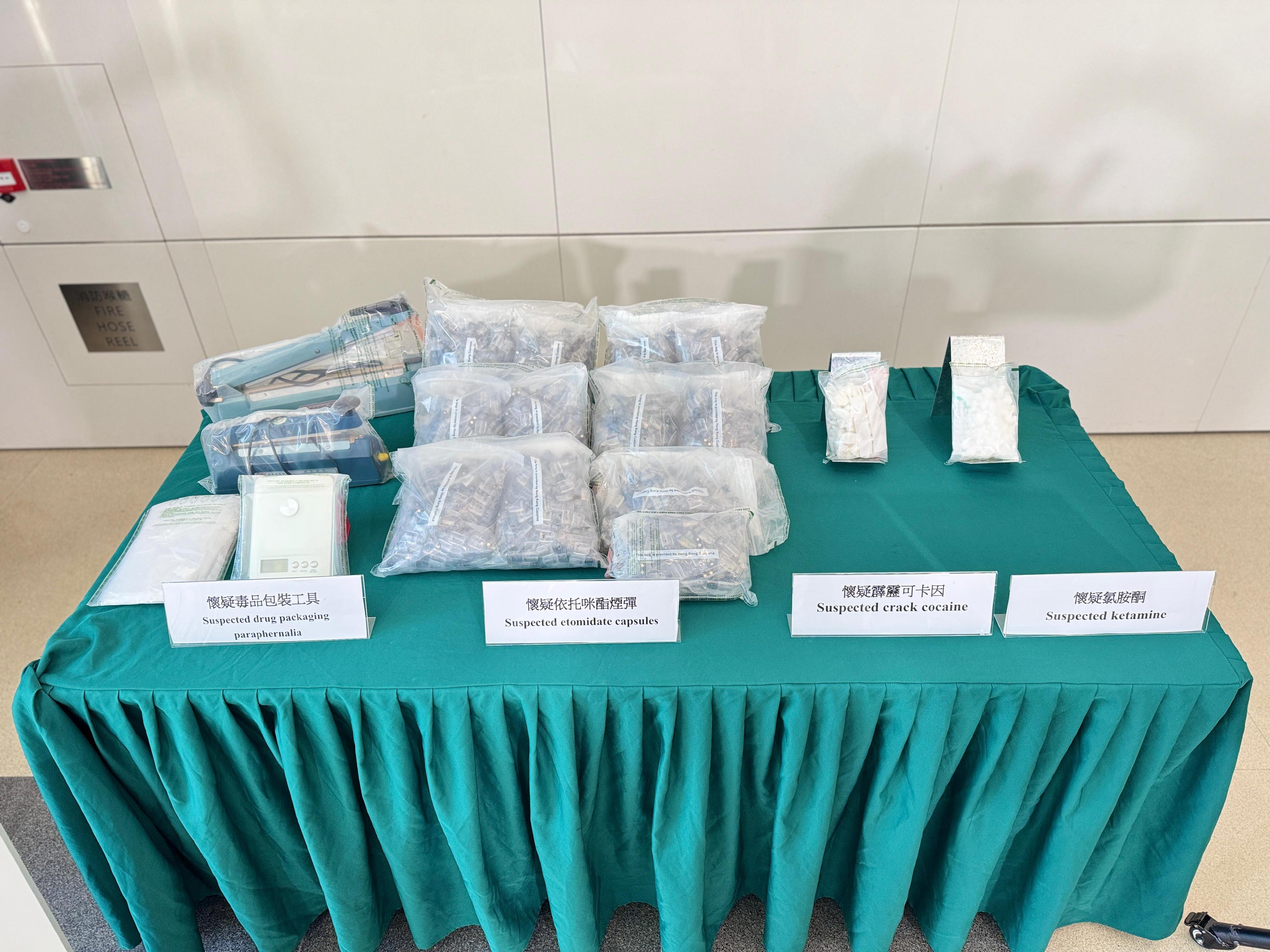 香港海關昨日（八月二十一日）在元朗搗破一個懷疑毒品儲存倉，檢獲3,405粒懷疑依托咪酯煙彈，約二百五十克懷疑氯胺酮及約三百克懷疑霹靂可卡因，估計市值共約一百四十萬元。圖示所檢獲的懷疑毒品及懷疑毒品包裝工具。
