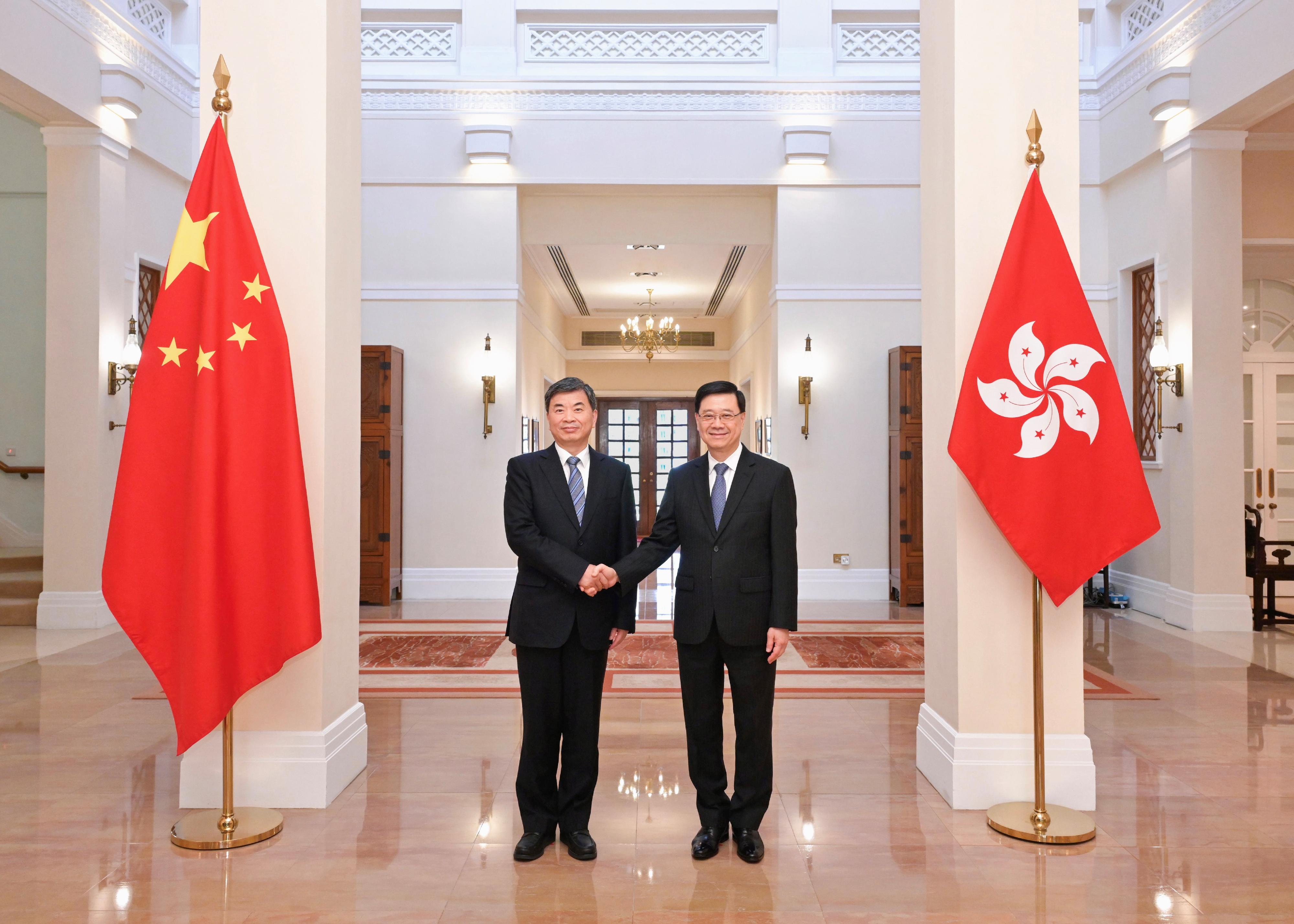 行政長官李家超（右）今日（八月二十二日）在禮賓府與福建省委書記周祖翼（左）會面。