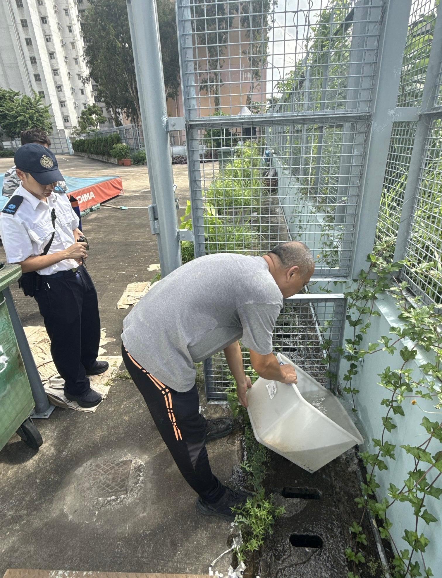 The Food and Environmental Hygiene Department (FEHD) conducted mosquito prevention and elimination work in Tsing Yi North, Kwai Tsing District, and Tuen Mun West, Tuen Mun District. Photo shows an FEHD staff member inspecting a school in Tuen Mun West, identifying potential mosquito breeding grounds and providing the school's representative with relevant advice and technical support, with a view to enhancing the effectiveness of mosquito control work.