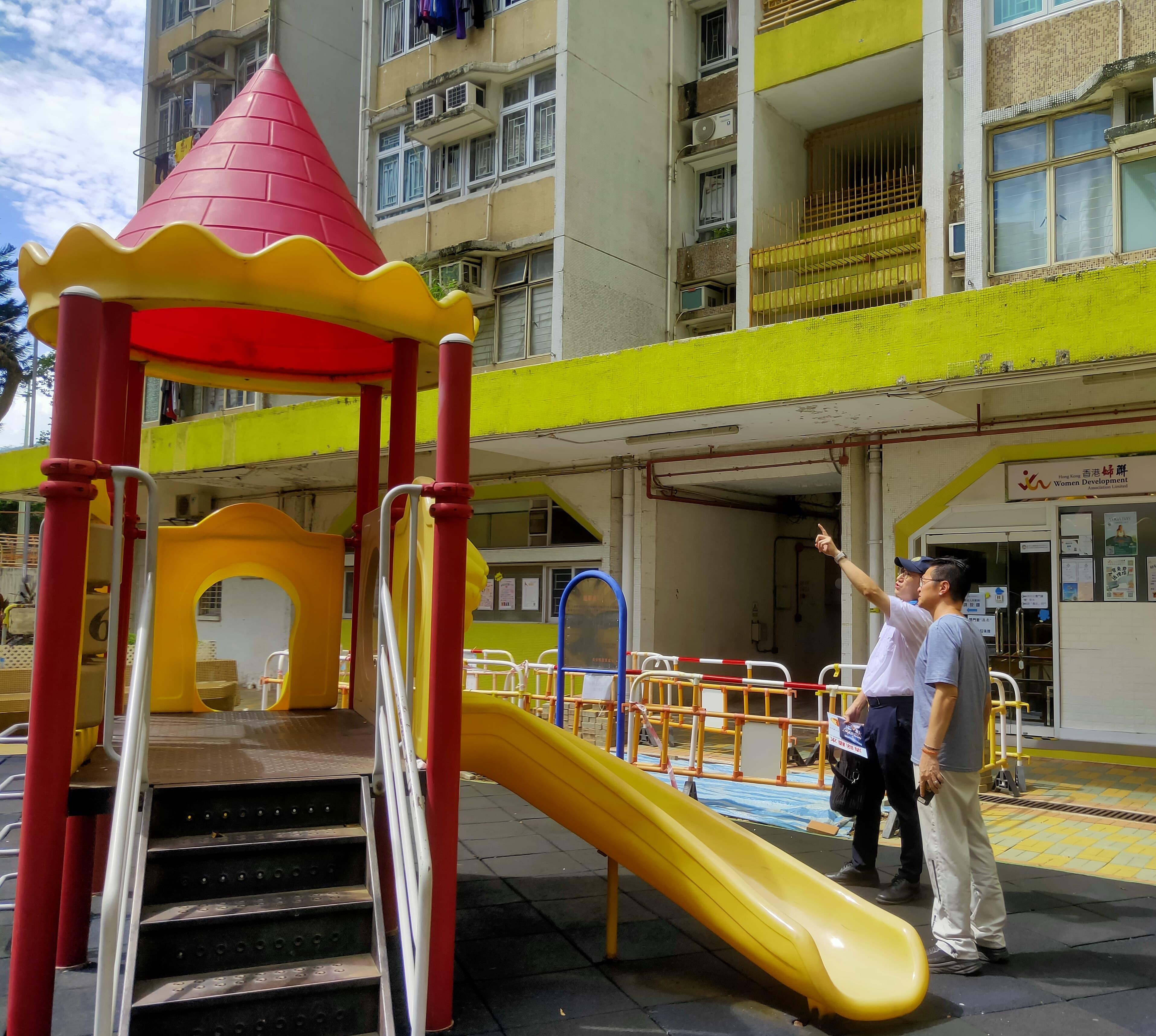 The Food and Environmental Hygiene Department (FEHD) conducted mosquito prevention and elimination work in Tsing Yi North, Kwai Tsing District, and Tuen Mun West, Tuen Mun District. Photo shows an FEHD staff member providing mosquito control advice to a property management staff member.