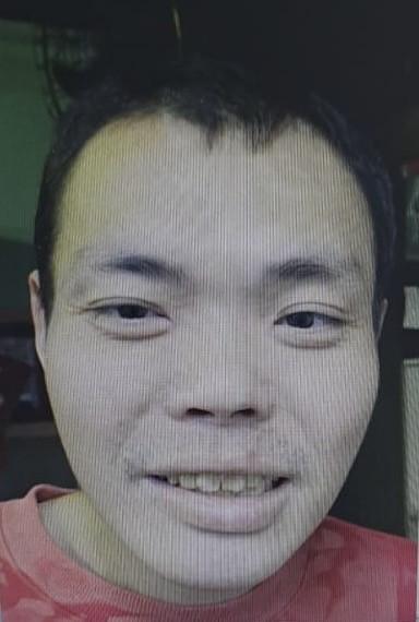 三十九歲男子潘宇崎身高約一點七三米，體重約六十三公斤，中等身材，長面型，黃皮膚及蓄短黑髮。他最後露面時身穿藍色短袖上衣、淺藍色短褲、藍色波鞋，攜有一個淺啡色紙袋、一個黑色環保袋及一個黑色斜孭袋。
