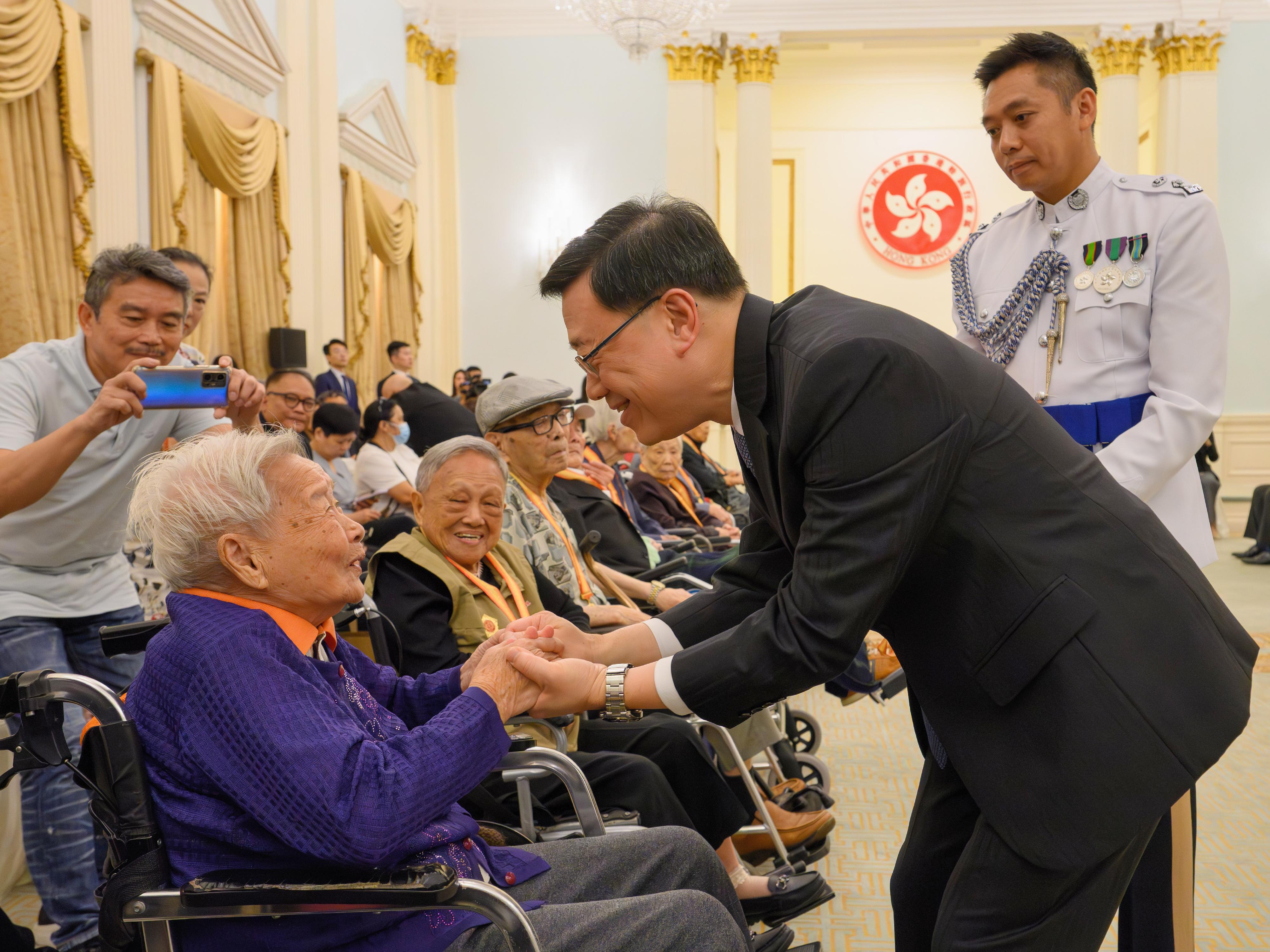 行政長官李家超（右二）今日（八月二十二日）於香港禮賓府舉行「中國人民抗日戰爭勝利80周年紀念章頒授儀式」，向在港健在並曾參加抗戰的老戰士頒發由國家授予的紀念章。