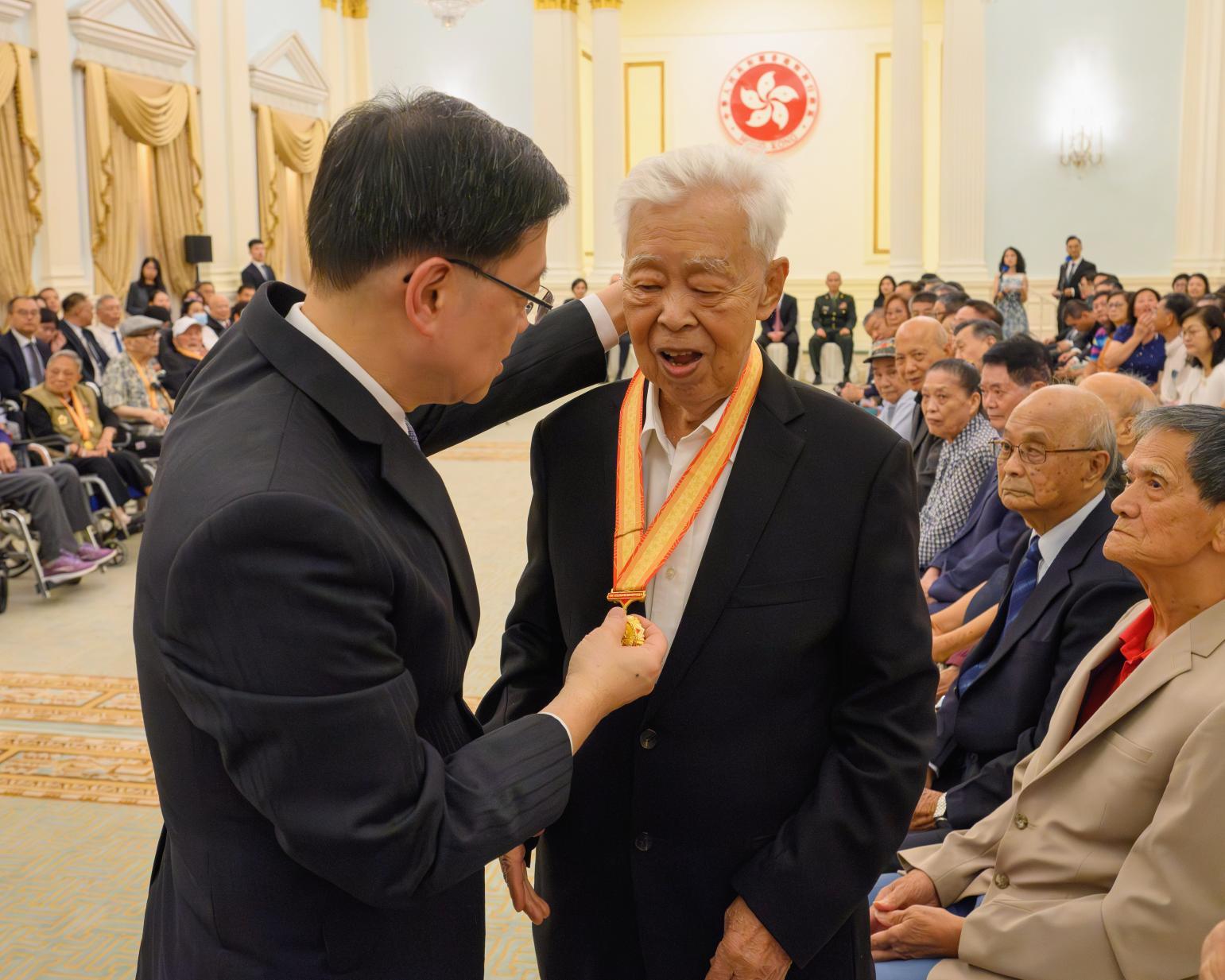 行政長官李家超（左）今日（八月二十二日）於香港禮賓府舉行「中國人民抗日戰爭勝利80周年紀念章頒授儀式」，向在港健在並曾參加抗戰的老戰士頒發由國家授予的紀念章。