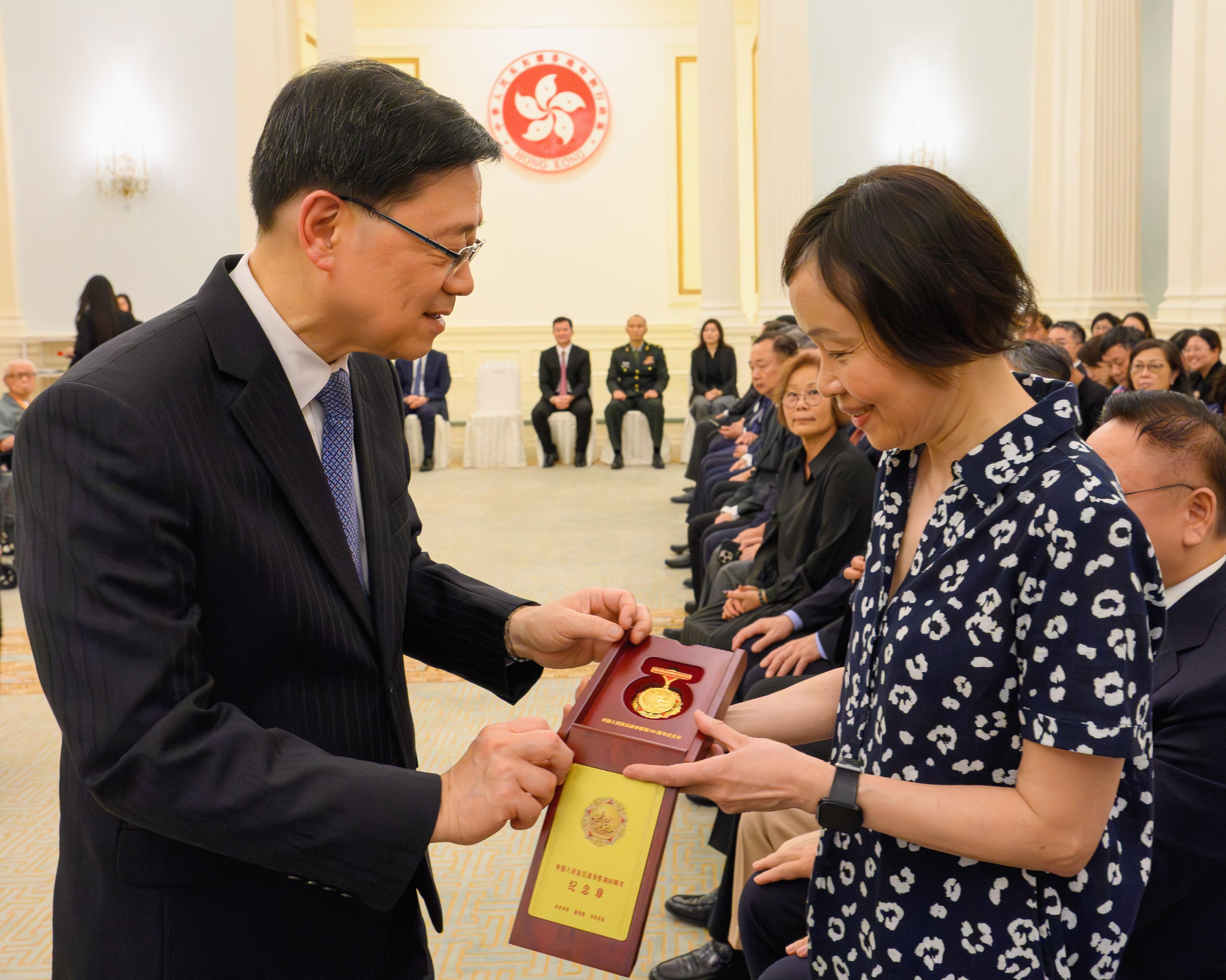 行政長官李家超（左）今日（八月二十二日）於香港禮賓府舉行「中國人民抗日戰爭勝利80周年紀念章頒授儀式」，向在港健在並曾參加抗戰的老戰士的代領人士頒發由國家授予的紀念章。