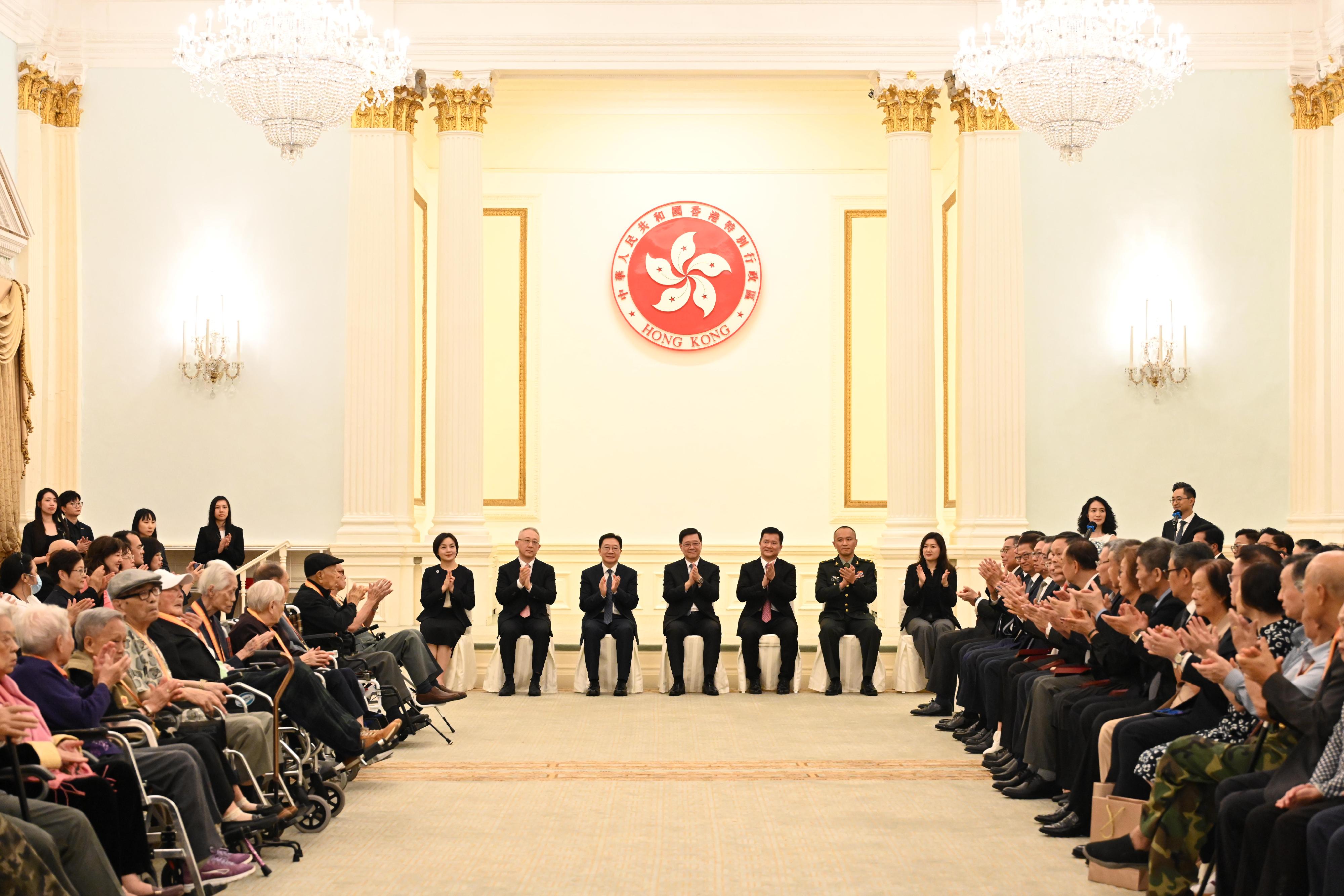 The Hong Kong Special Administrative Region Government today (August 22) held the 80th Anniversary Medal Presentation Ceremony of the Chinese People's War of Resistance Against Japanese Aggression at Government House to award national commemorative medals to surviving veteran soldiers, veteran heroes, resistance commanders who participated in the war, and their family and descendants in Hong Kong.