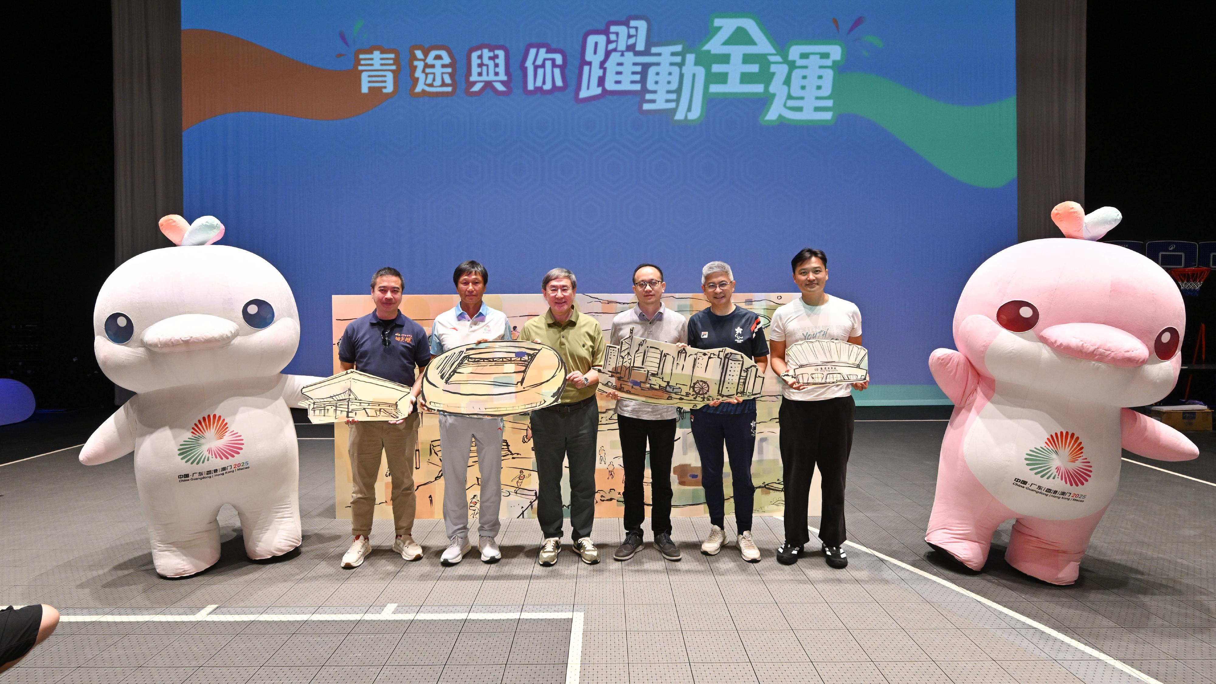 政務司副司長卓永興今日（八月二十三日）出席青途發展社區發展協會（青途）舉辦的「全民體驗．躍動全運」活動。圖示（左起）油尖旺民政事務專員余健強、全國運動會香港賽區統籌辦公室主任楊德強、卓永興、中央人民政府駐香港特別行政區聯絡辦公室宣傳文體部副部長林枬、文化體育及旅遊局副局長劉震和青途執行委員會主席兼立法會議員鄭泳舜主持儀式。
