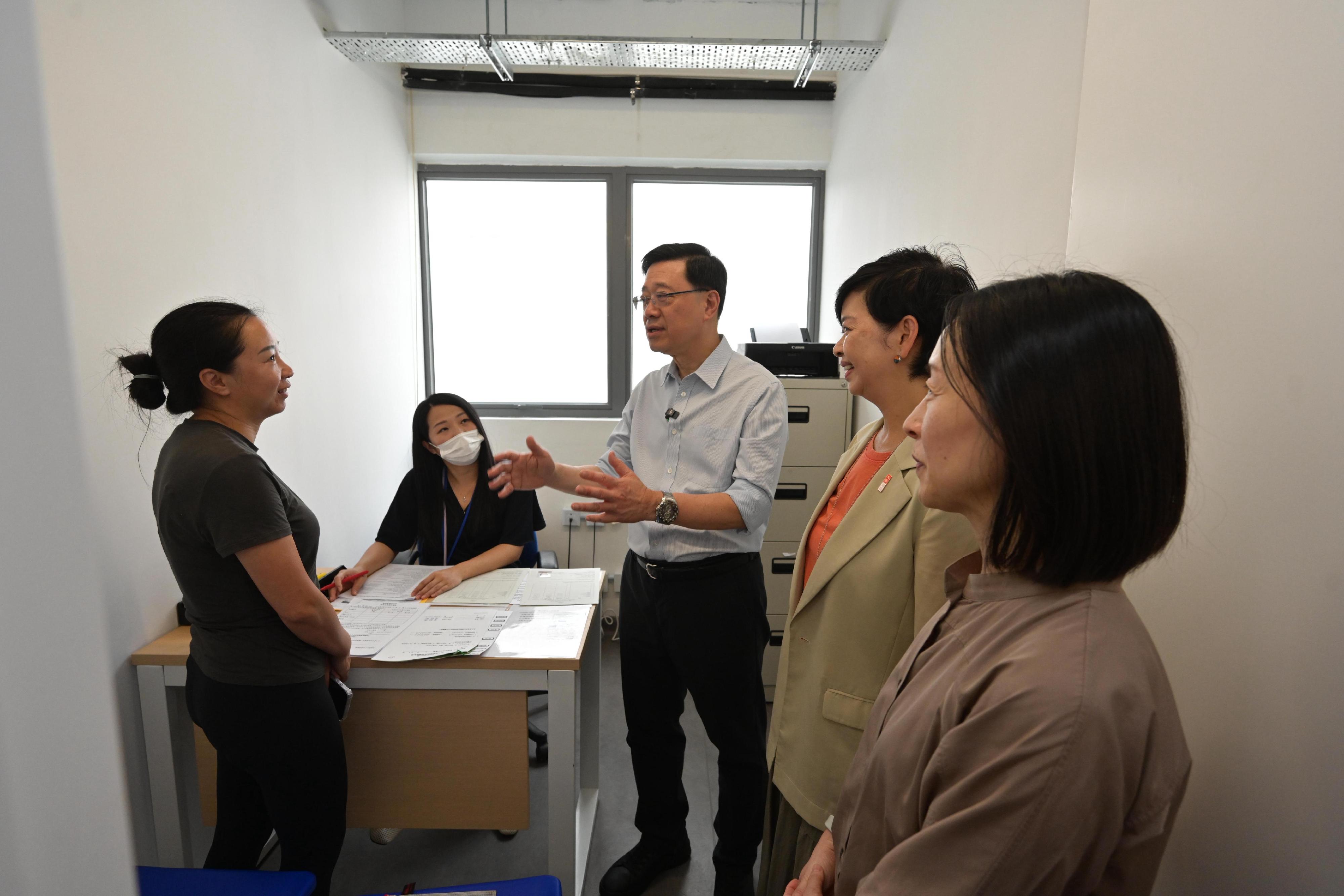 行政長官李家超今日（八月二十三日）到訪觀塘區，就新一份《施政報告》聽取市民意見。圖示李家超（中）在房屋局局長何永賢（右二）陪同下參觀「簡約公屋」辦事處。

