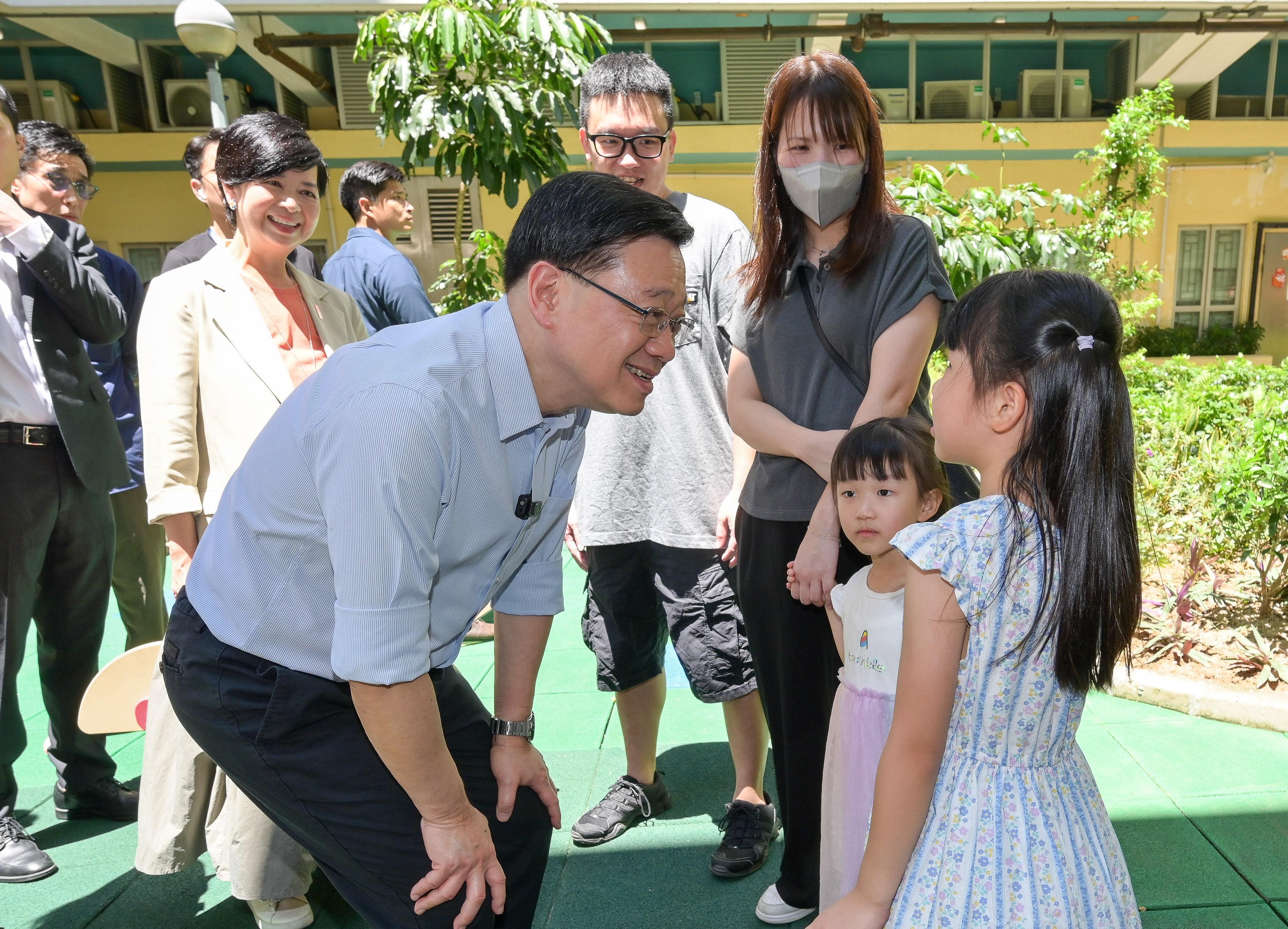 行政長官李家超今日（八月二十三日）到訪觀塘區，就新一份《施政報告》聽取市民意見。圖示李家超（左）與市民交流。

