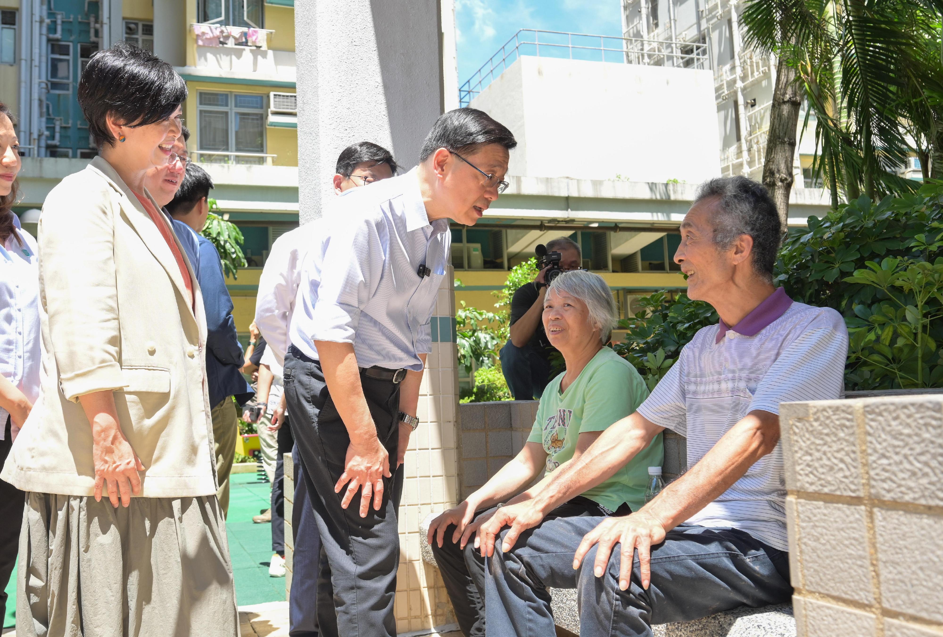 行政長官李家超今日（八月二十三日）到訪觀塘區，就新一份《施政報告》聽取市民意見。圖示李家超（左二）與市民交流。

