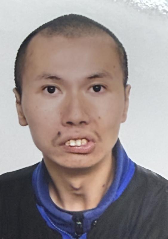 二十九歲男子李啟然身高約一點七米，體重約六十公斤，瘦身材，圓面型，黃皮膚及蓄短黑髮。他最後露面時身穿淺藍色短袖上衣、深藍色長褲及黑色拖鞋。

