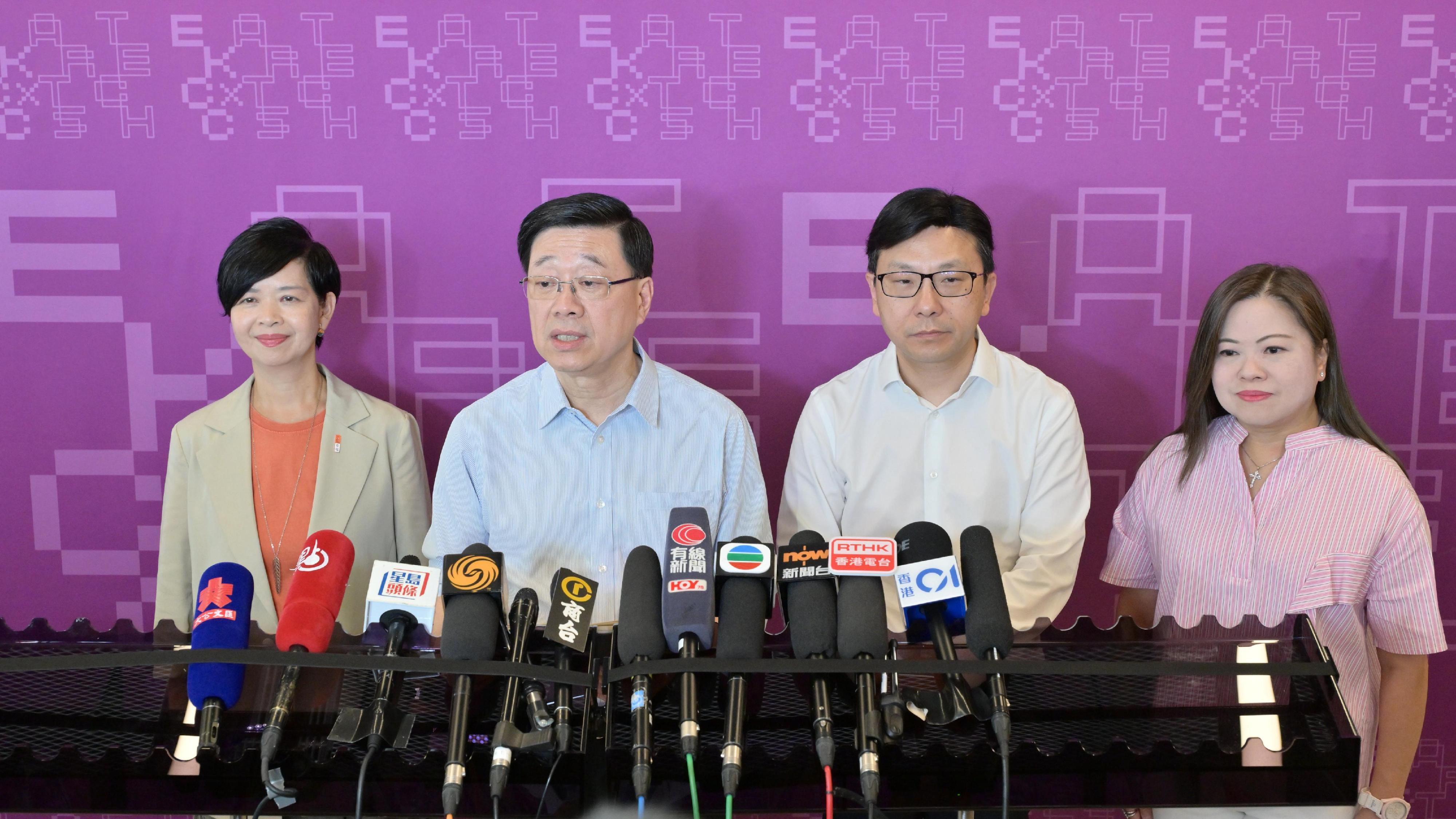 行政長官李家超（左二）今日（八月二十三日）到訪觀塘區就新一份《施政報告》聽取市民意見後，在房屋局局長何永賢（左一）、勞工及福利局局長孫玉菡（右二）和文化體育及旅遊局局長羅淑佩（右一）陪同下會見傳媒。

