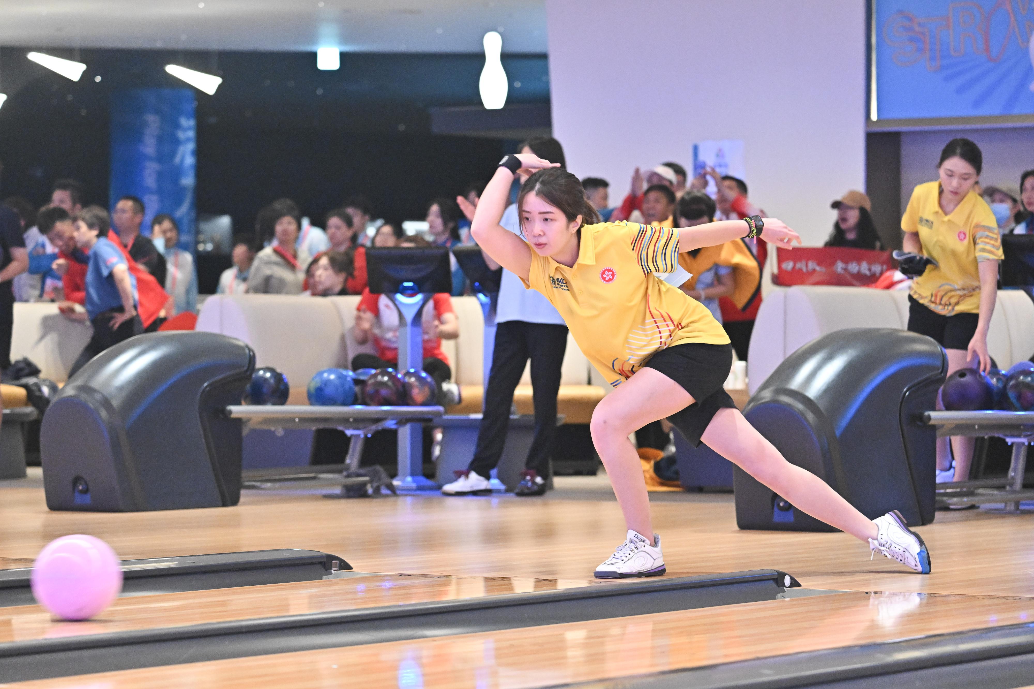 The finals of the bowling mass participation event of the 15th National Games was held at the Kai Tak Sports Park Bowling Centre today (August 22). Photo shows a representative from Hong Kong team competing in the women's singles event.
