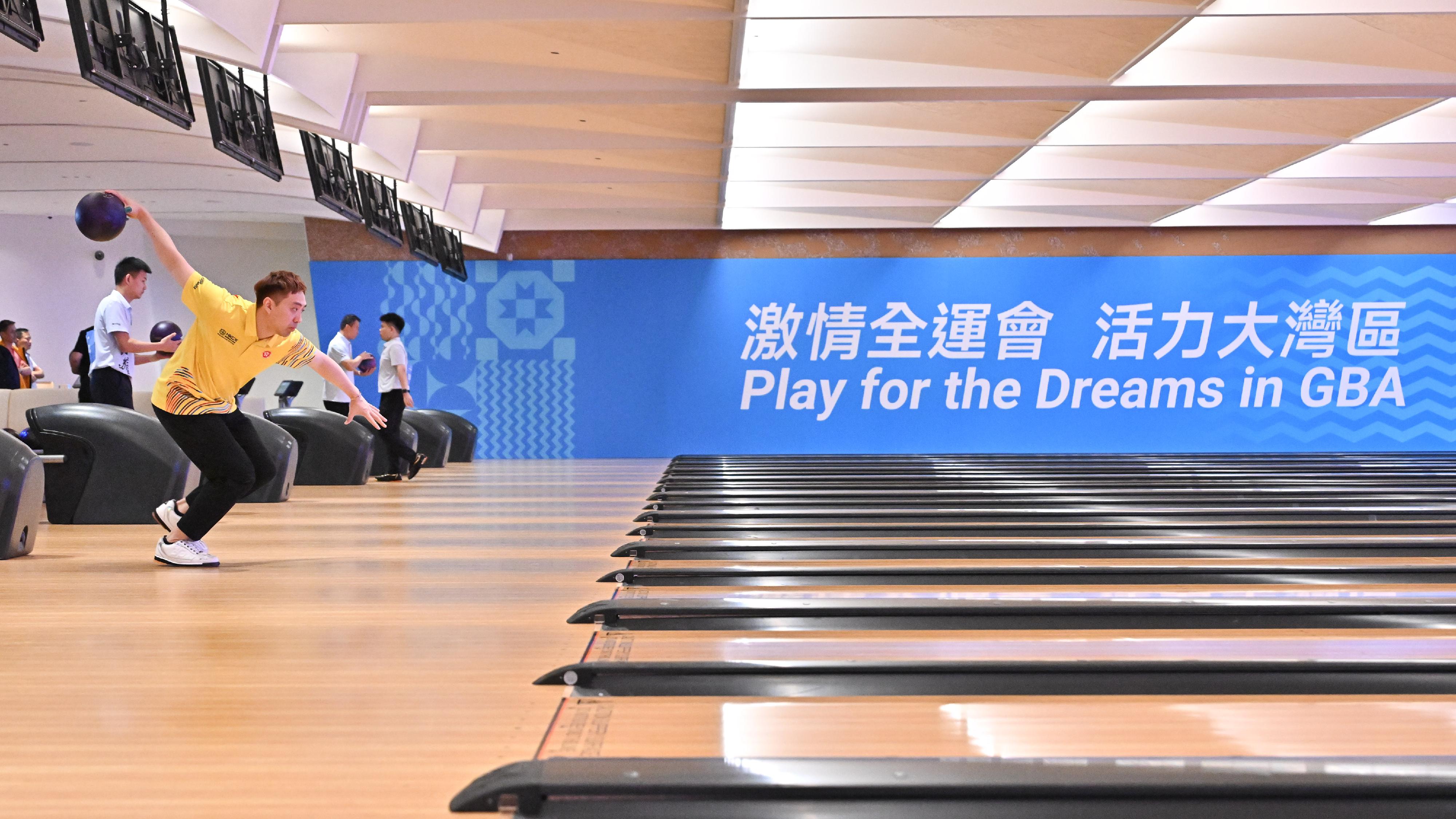 The finals of the bowling mass participation event of the 15th National Games was held at the Kai Tak Sports Park Bowling Centre today (August 22). Photo shows a representative from Hong Kong team competing in the men's singles event.