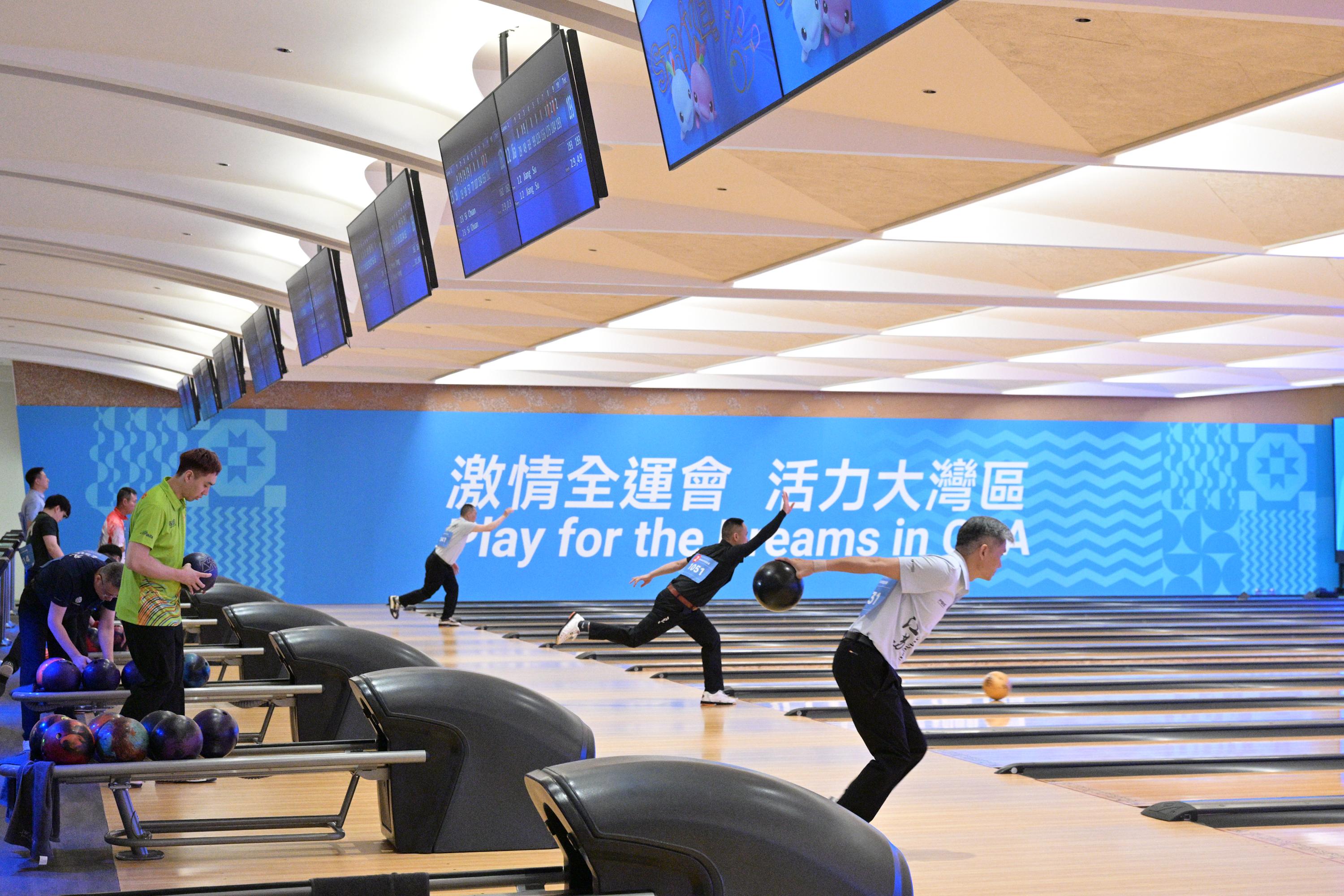 The finals of the bowling mass participation event of the 15th National Games continued at the Kai Tak Sports Park Bowling Centre today (August 23). Photo shows the men's doubles event.