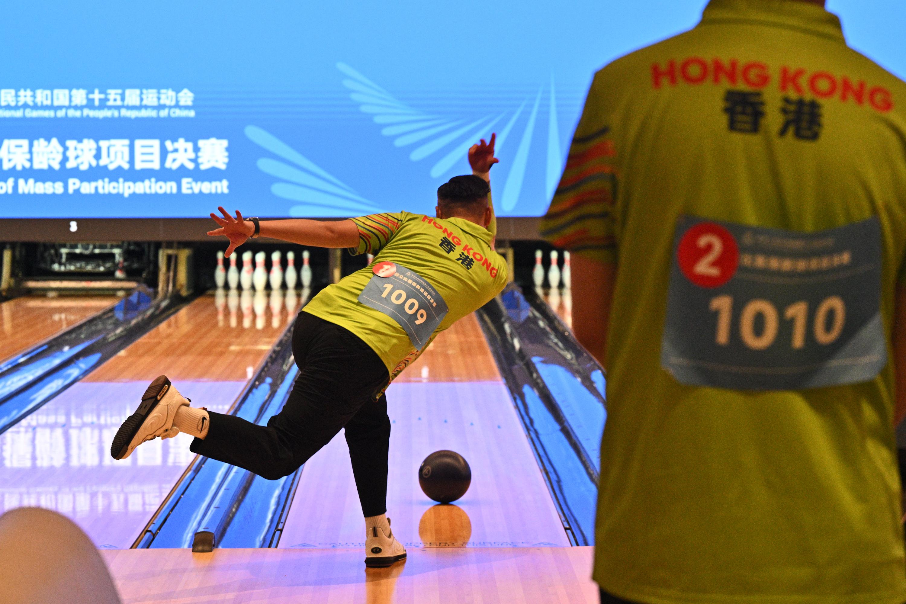 The finals of the bowling mass participation event of the 15th National Games continued at the Kai Tak Sports Park Bowling Centre today (August 23). Photo shows a representative from Hong Kong team competing in the men's doubles event.