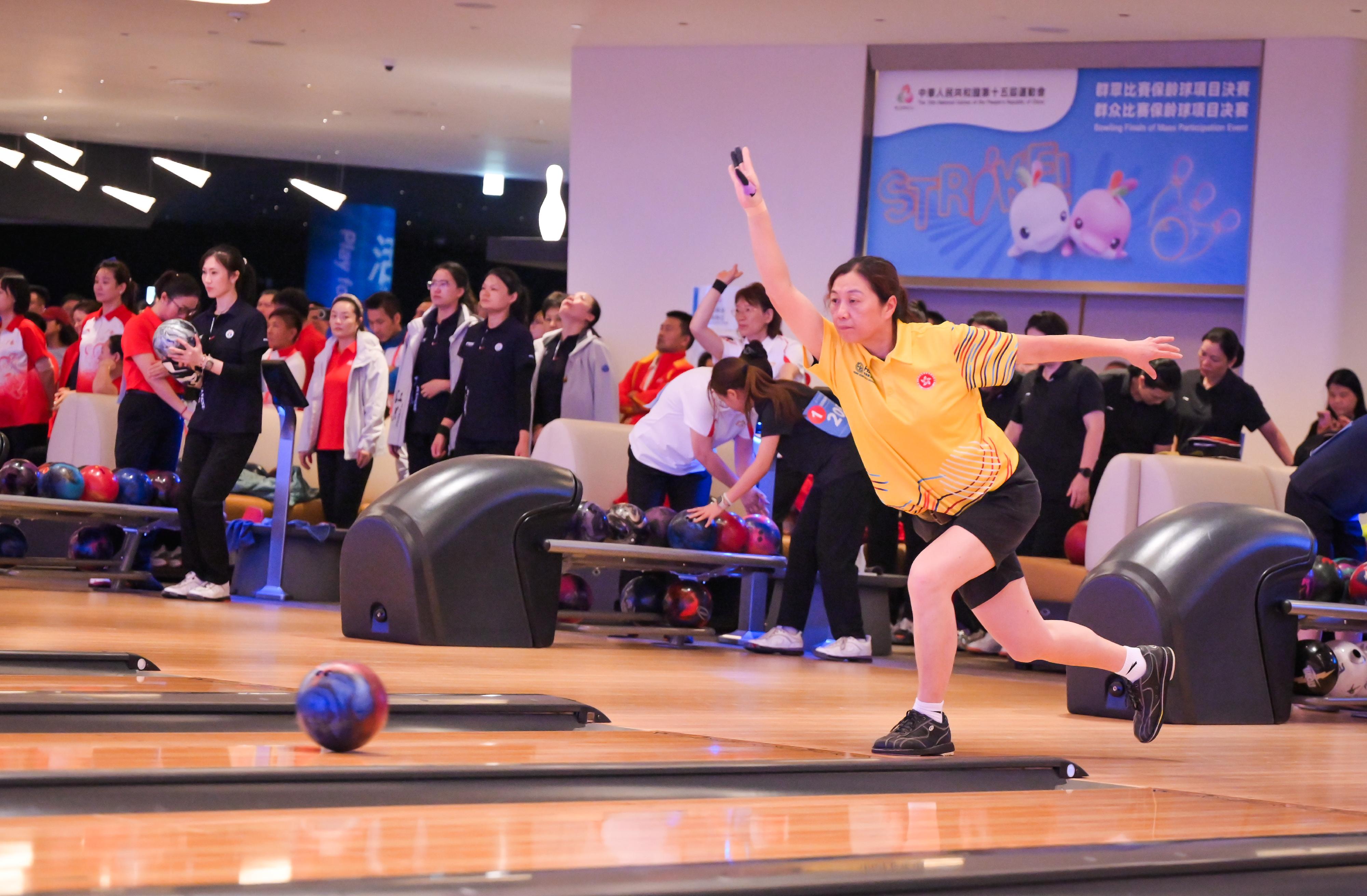 The finals of the bowling mass participation event of the 15th National Games concluded its final day at the Kai Tak Sports Park Bowling Centre today (August 24). Photo shows the women's team of five event.