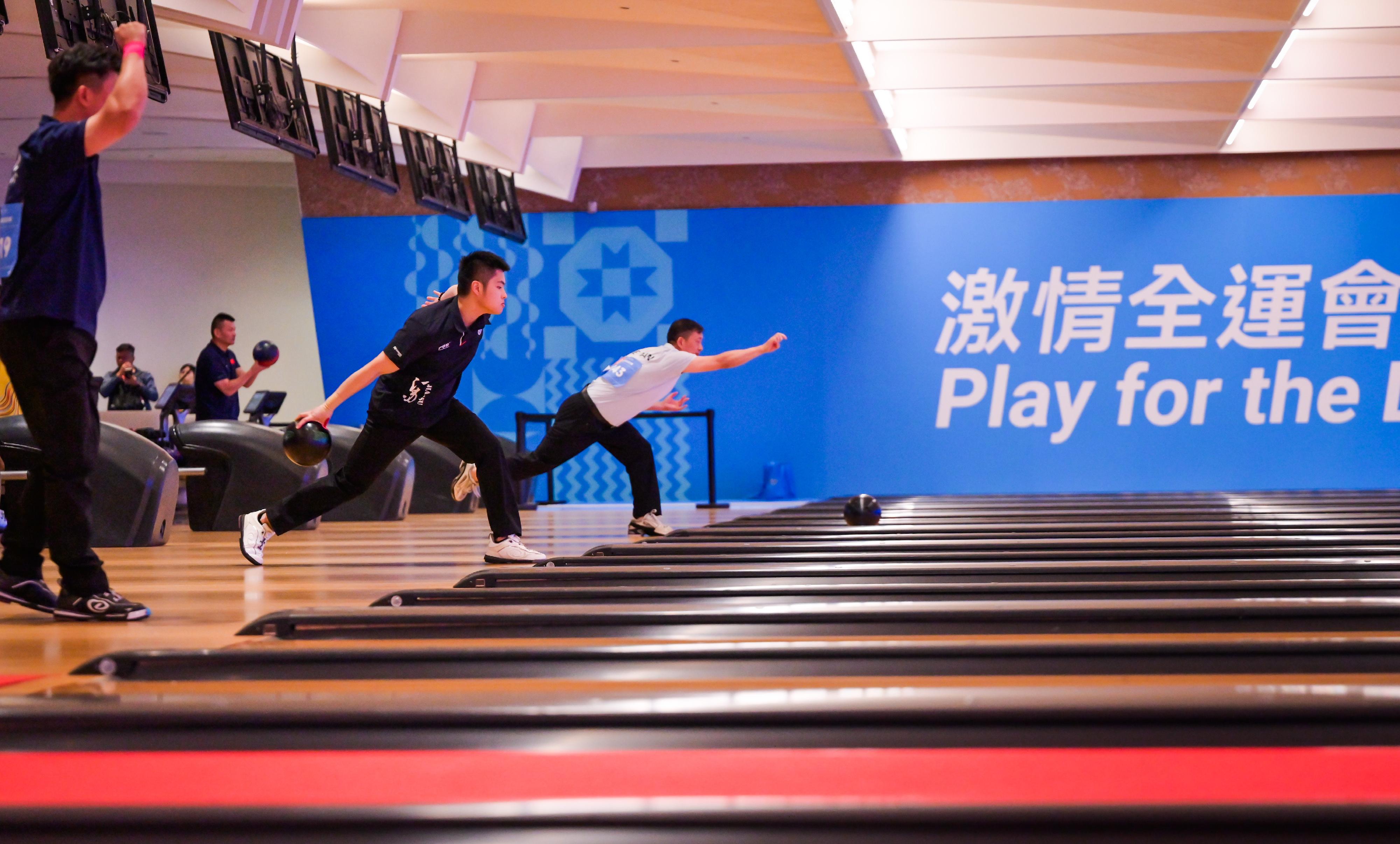 The finals of the bowling mass participation event of the 15th National Games concluded its final day at the Kai Tak Sports Park Bowling Centre today (August 24). Photo shows the men's team of five event.