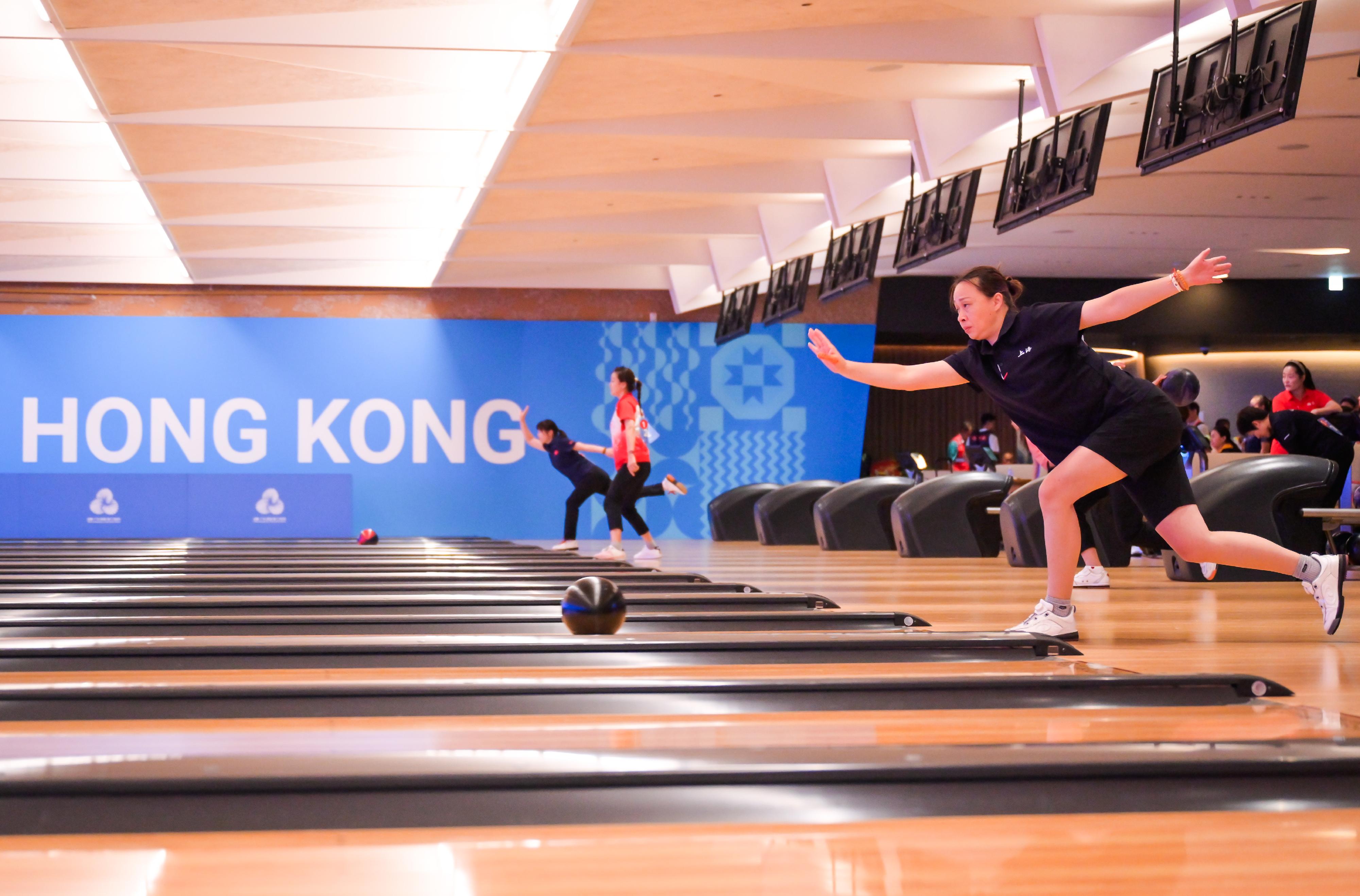 The finals of the bowling mass participation event of the 15th National Games concluded its final day at the Kai Tak Sports Park Bowling Centre today (August 24). Photo shows the women's team of five event.
