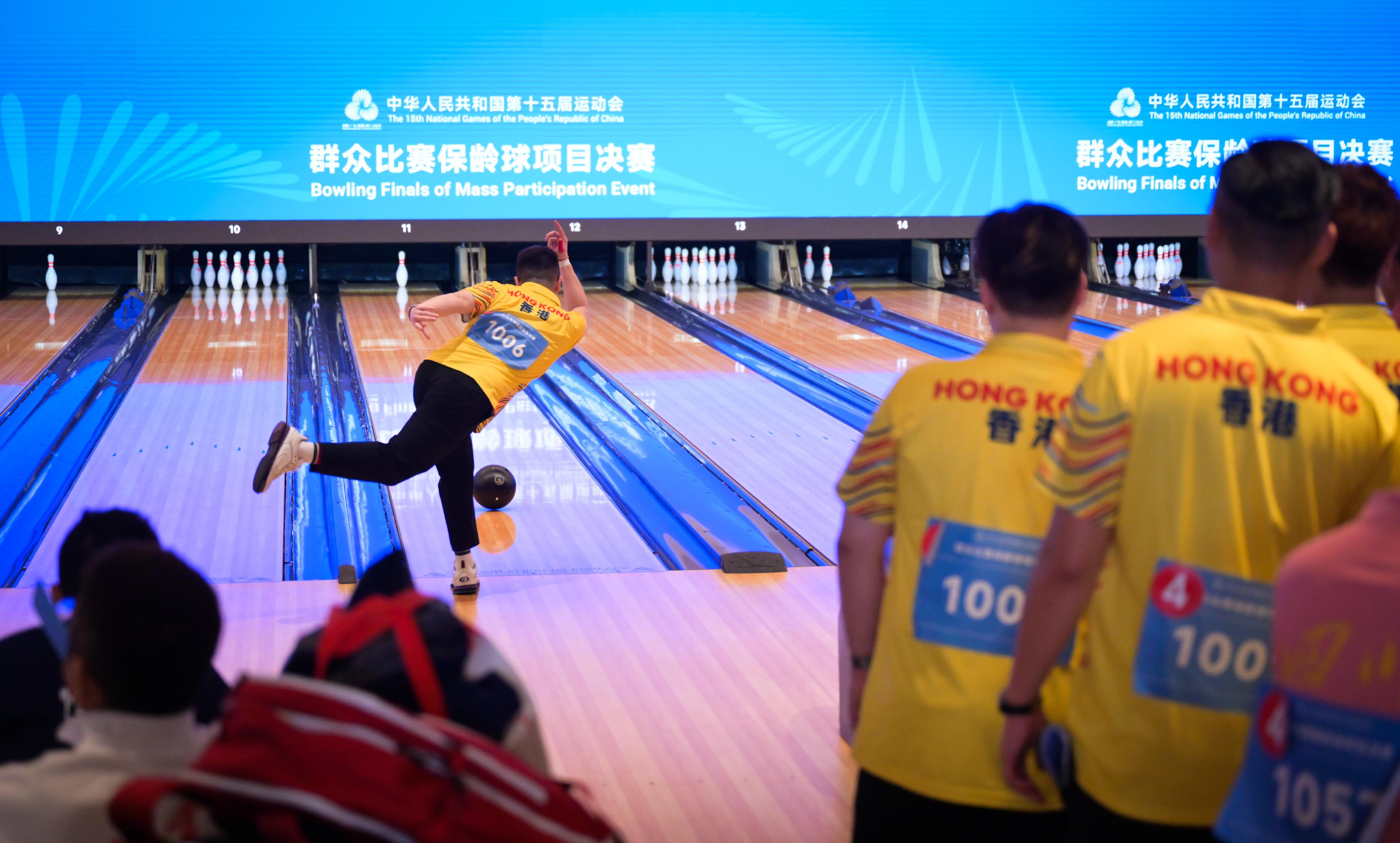The finals of the bowling mass participation event of the 15th National Games concluded its final day at the Kai Tak Sports Park Bowling Centre today (August 24). Photo shows representatives from Hong Kong team competing in the men's team of five event.
