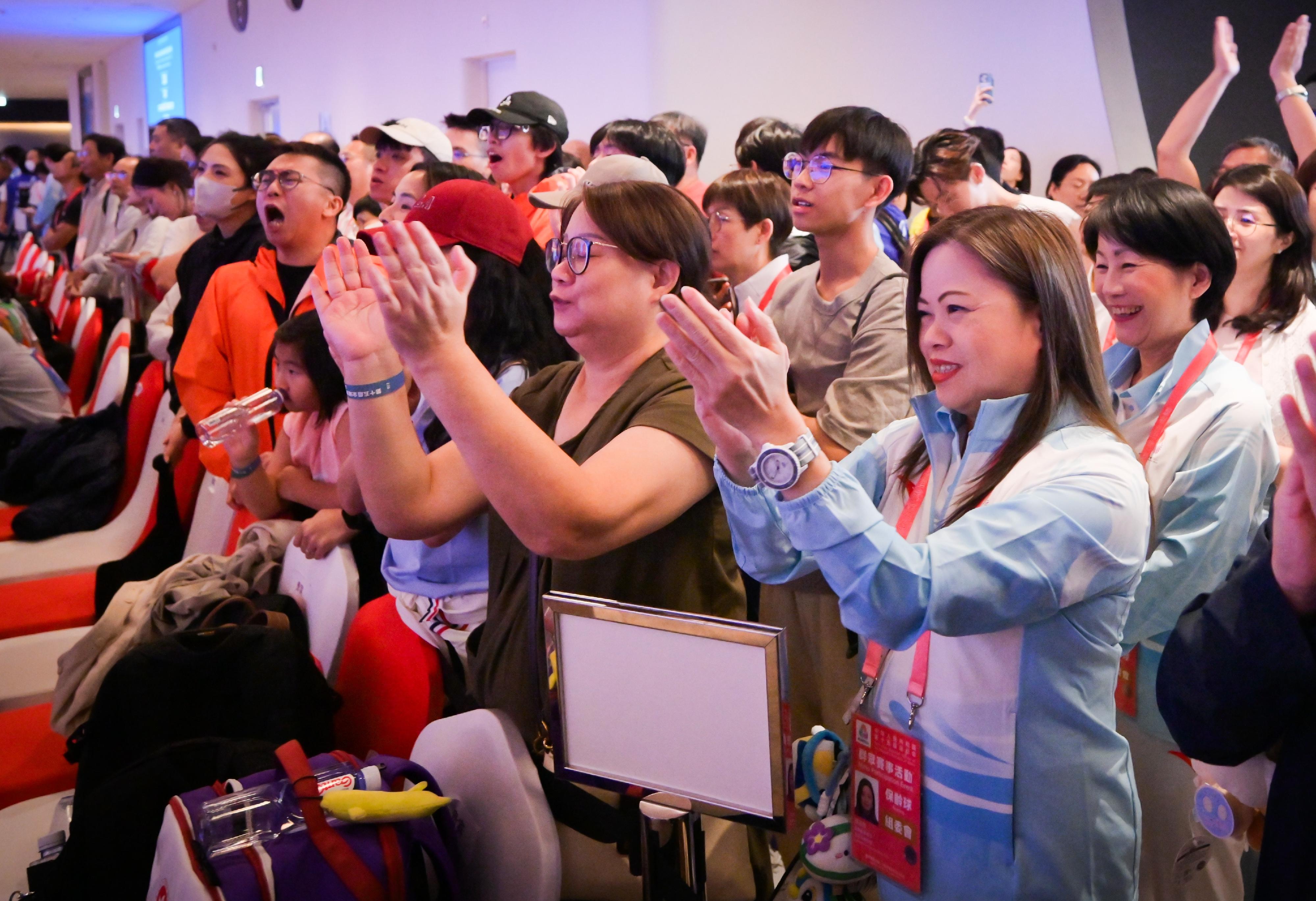 The finals of the bowling mass participation event of the 15th National Games was held at the Kai Tak Sports Park Bowling Centre today (August 22). Photo shows the Secretary for Culture, Sports and Tourism, Miss Rosanna Law (first row, first right); and the Permanent Secretary for Culture, Sports and Tourism, Ms Vivian Sum (second row, first right), watching the competitions and cheering for the athletes.
