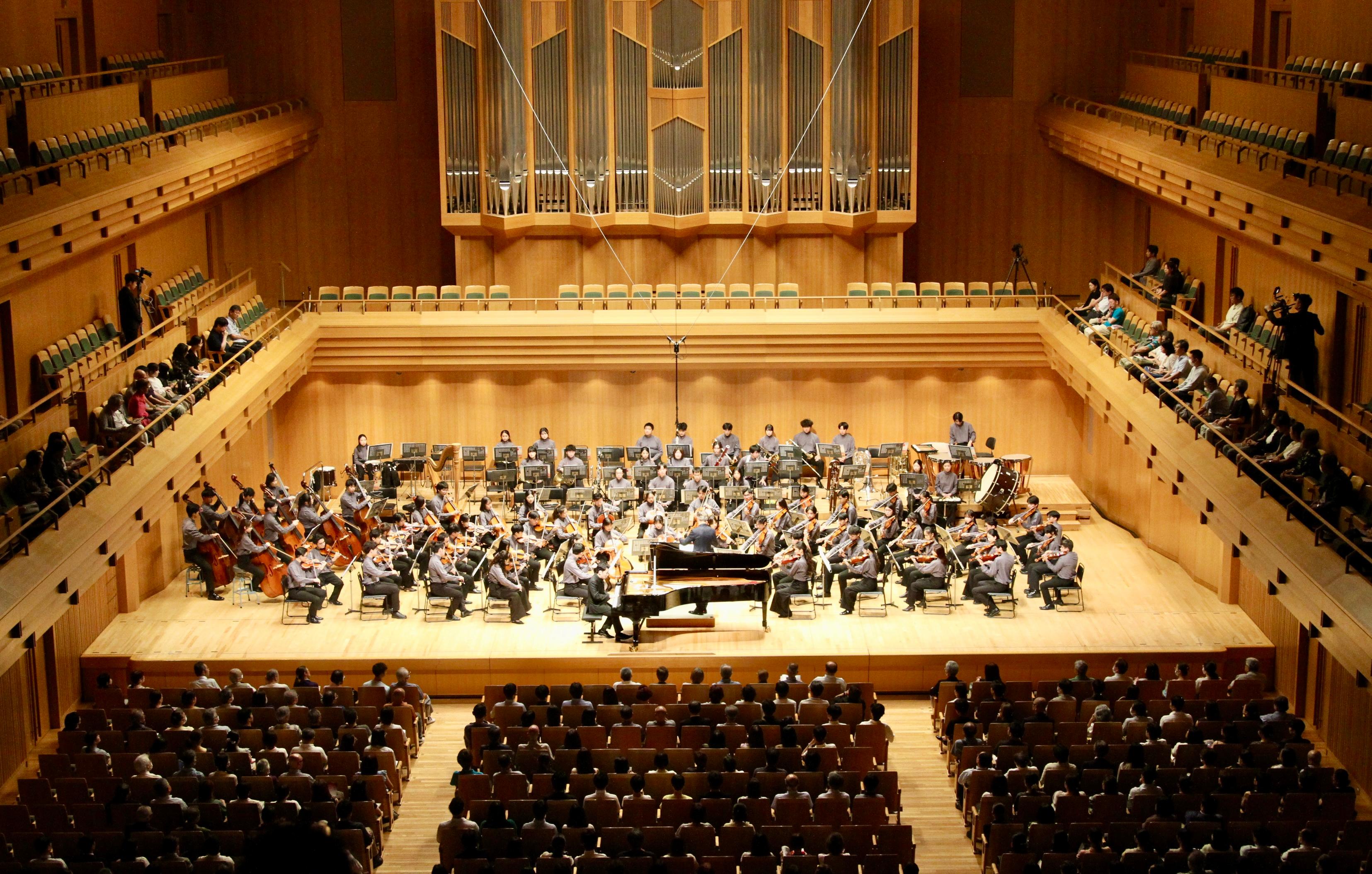 亞洲青年管弦樂團今日（八月二十五日）在日本東京歌劇城音樂廳演出。