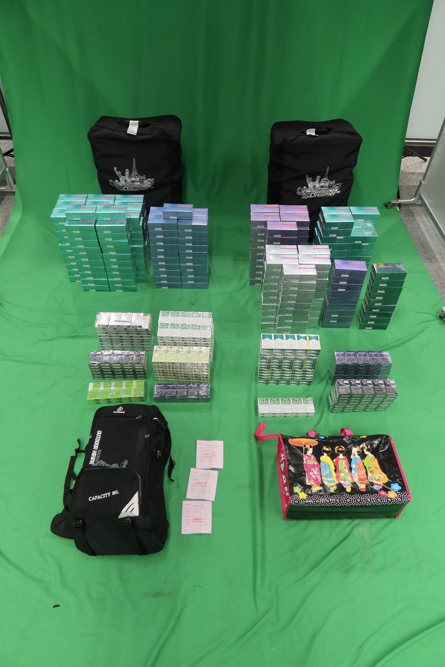 兩名分別為三十一歲及三十六歲的入境男旅客因管有和處理未完稅香煙，未有向海關人員作出申報，以及進口另類吸煙產品，違反《應課稅品條例》和《進出口條例》，今日（八月二十五日）在西九龍裁判法院均被判處監禁五個月和兩個星期，以及罰款一千五百元。圖示部分檢獲的未完稅香煙及另類吸煙產品。