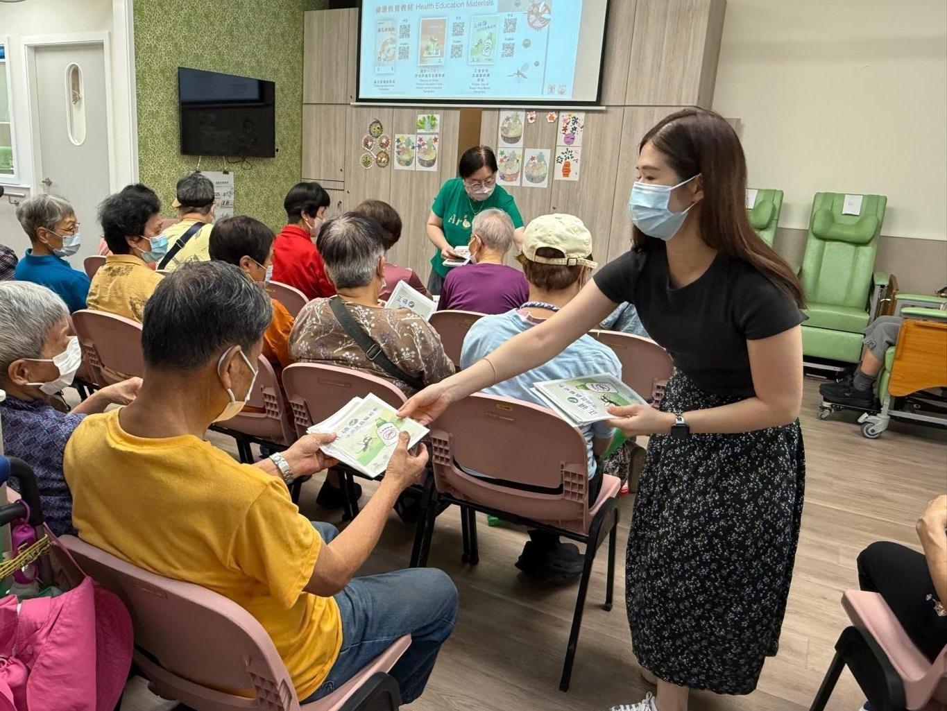 衞生署衞生防護中心（中心）今日（八月二十五日）表示，本港連續10天沒有新增基孔肯雅熱輸入個案，今年累計錄得九宗基孔肯雅熱確診個案，均屬輸入個案。為加強長者對預防蚊傳疾病的意識，衞生署長者健康服務的外展分隊已透過在長者地區中心及長者鄰舍中心舉行的講座，向長者講解相關疾病的預防及提供外遊健康建議。圖示長者健康服務人員在一間長者中心舉行的預防蚊傳疾病講座中向長者派發有關資訊的傳單。