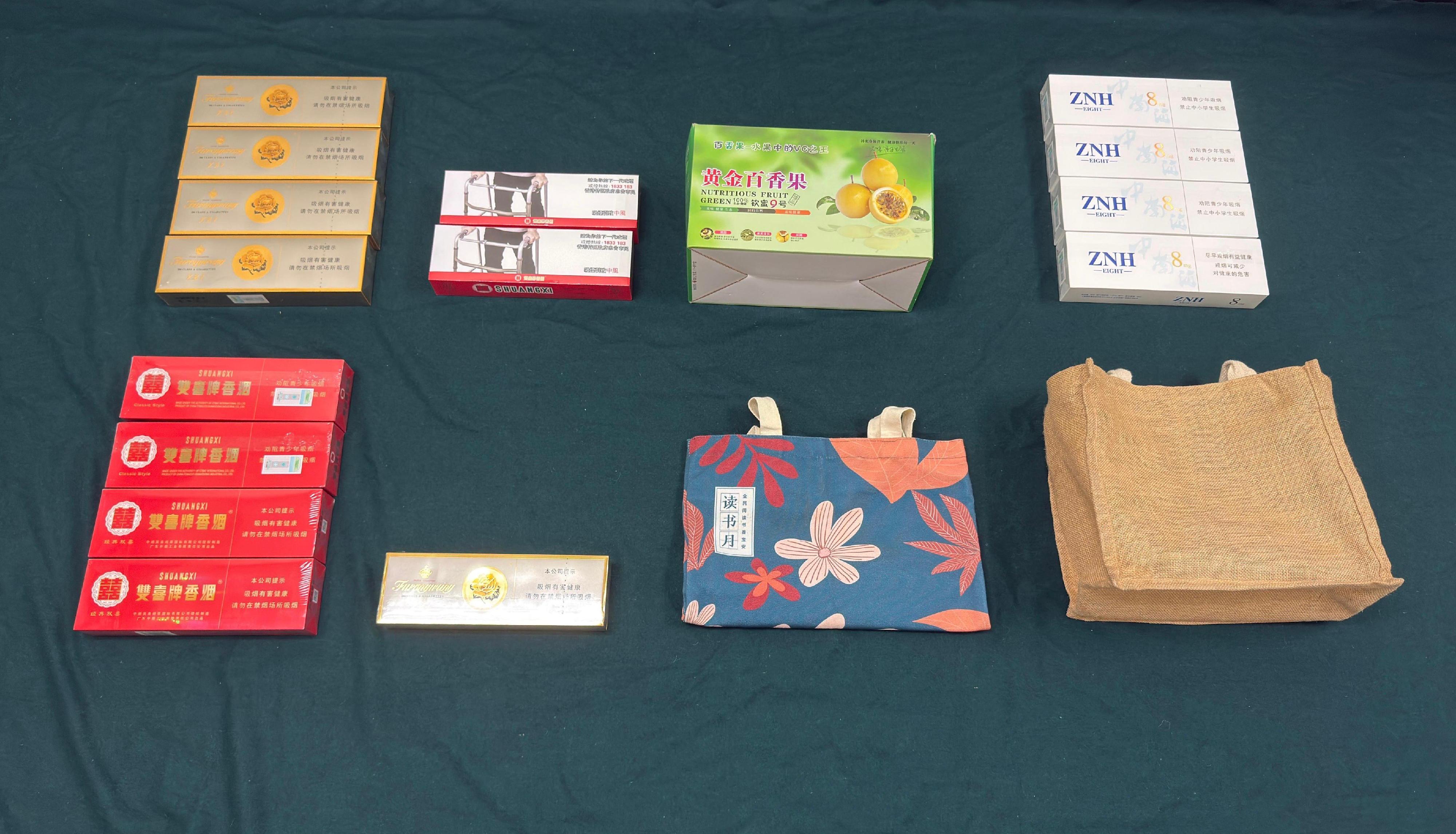 一名五十三歲抵港女旅客因管有未完稅香煙和未有向海關人員作出申報，違反《應課稅品條例》，今日（八月二十五日）在粉嶺裁判法院被判處監禁六星期。圖示檢獲的未完稅香煙。