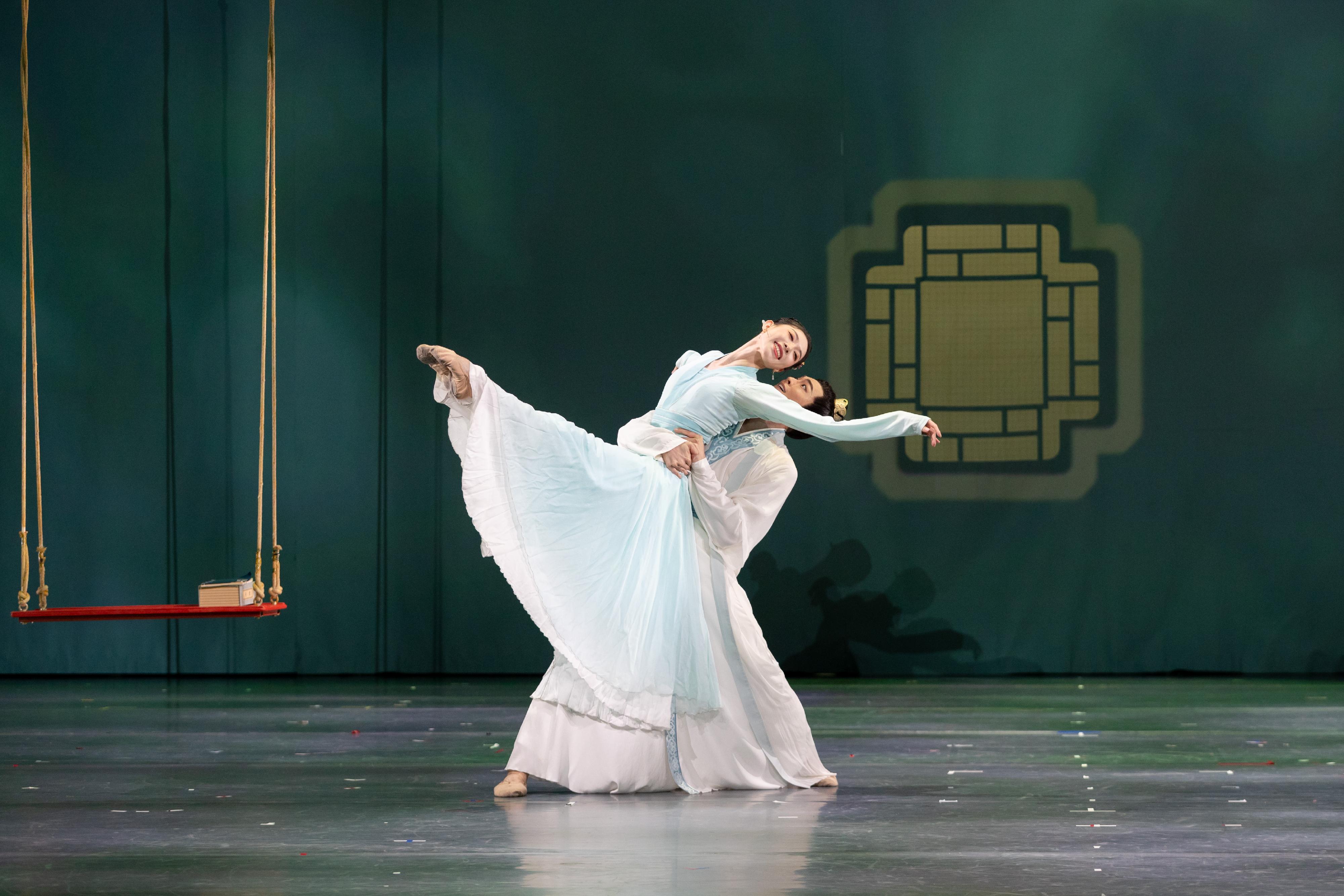 The Chinese Culture Festival 2025, organised by the Leisure and Cultural Services Department, will present the new Chinese-style dance drama "Azure After the Rain" by the Shanghai Dance Theatre in September. Photo shows a scene from "Azure After the Rain". 
