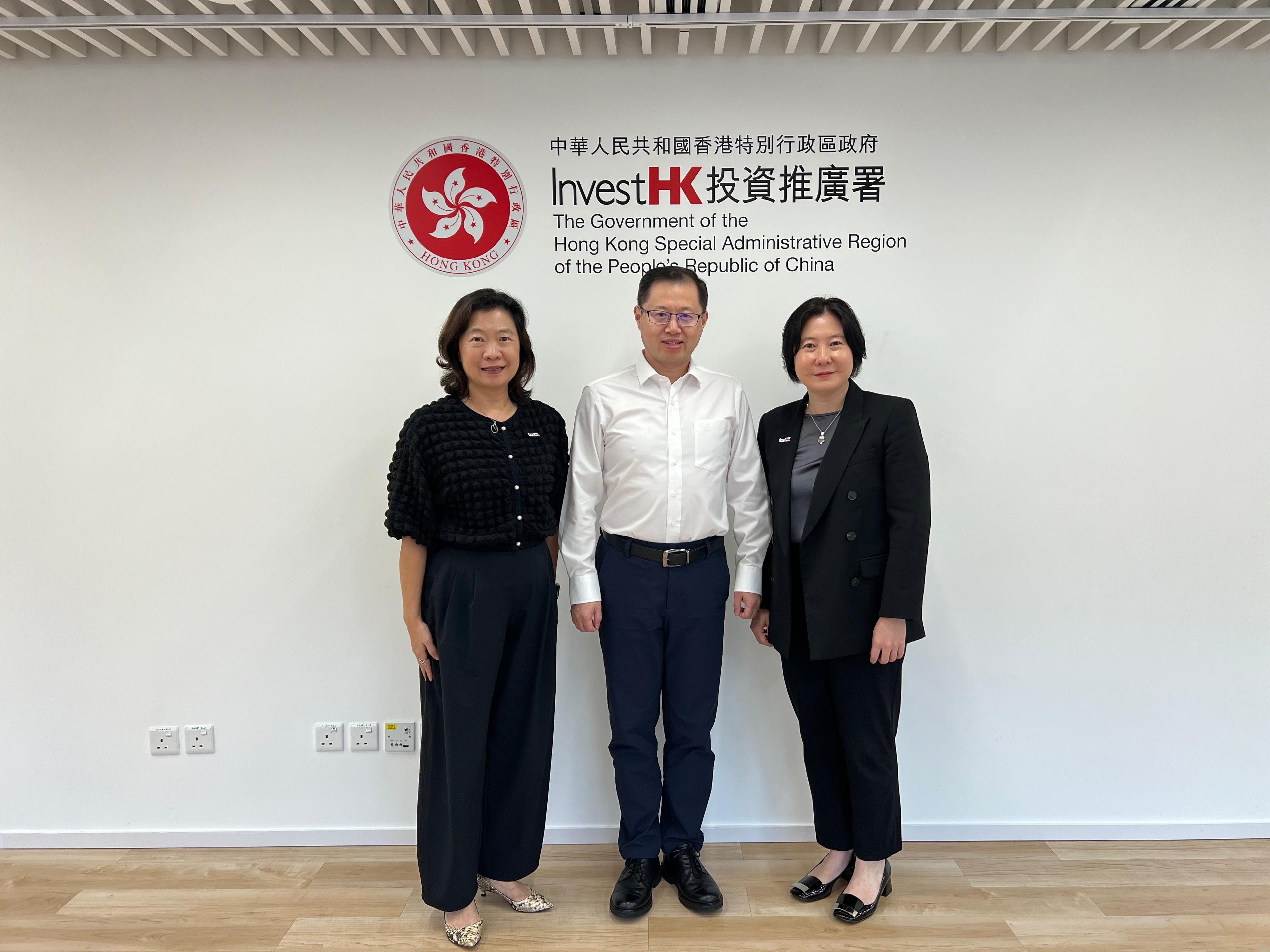 Invest Hong Kong (InvestHK) attended Shuangdeng Group Co Ltd (Shuangdeng)'s listing ceremony on the Main Board of the Hong Kong Stock Exchange today (August 26). Shuangdeng is a leading enterprise in the energy storage battery business of Mainland China's big data and telecommunications industry sector. The listing aligns with the momentum driven by the Chief Executive, Mr John Lee's visit to the Middle East in May this year and the support received from InvestHK. Shuangdeng is implementing its plan to use Hong Kong as an international platform to expand globally. Photo shows (from right) the Director-General of Investment Promotion at InvestHK, Ms Alpha Lau; the Chairman of the Board, Executive Director and Chief Executive Officer of Shuangdeng, Dr Yang Rui; and Associate Director-General of Investment Promotion of InvestHK Ms Loretta Lee at InvestHK after a follow-up meeting on August 18.