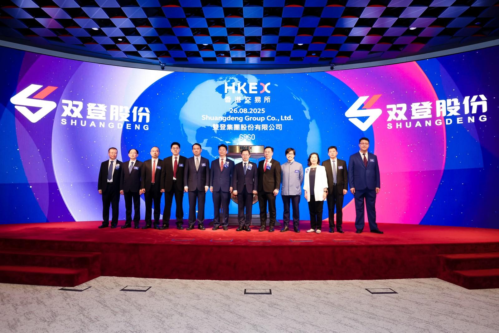 Invest Hong Kong (InvestHK) attended Shuangdeng Group Co Ltd (Shuangdeng)'s listing ceremony on the Main Board of the Hong Kong Stock Exchange today (August 26). Shuangdeng is a leading enterprise in the energy storage battery business of Mainland China's big data and telecommunications industry sector. Following Shuangdeng's participation in the visit to the Middle East led by the Chief Executive, Mr John Lee, in May this year and the continued support from InvestHK, the Group has been leveraging Hong Kong as an international platform to expand globally. Photo shows the Commissioner for Belt and Road, Mr Nicholas Ho (fourth right); the Acting Director-General of Investment Promotion of InvestHK, Mr Arnold Lau (fifth right); and Associate Director-General of Investment Promotion of InvestHK Ms Loretta Lee (third right); the Chairman of the Board, Executive Director and Chief Executive Officer of Shuangdeng, Dr Yang Rui (sixth right), and guests at the listing ceremony.