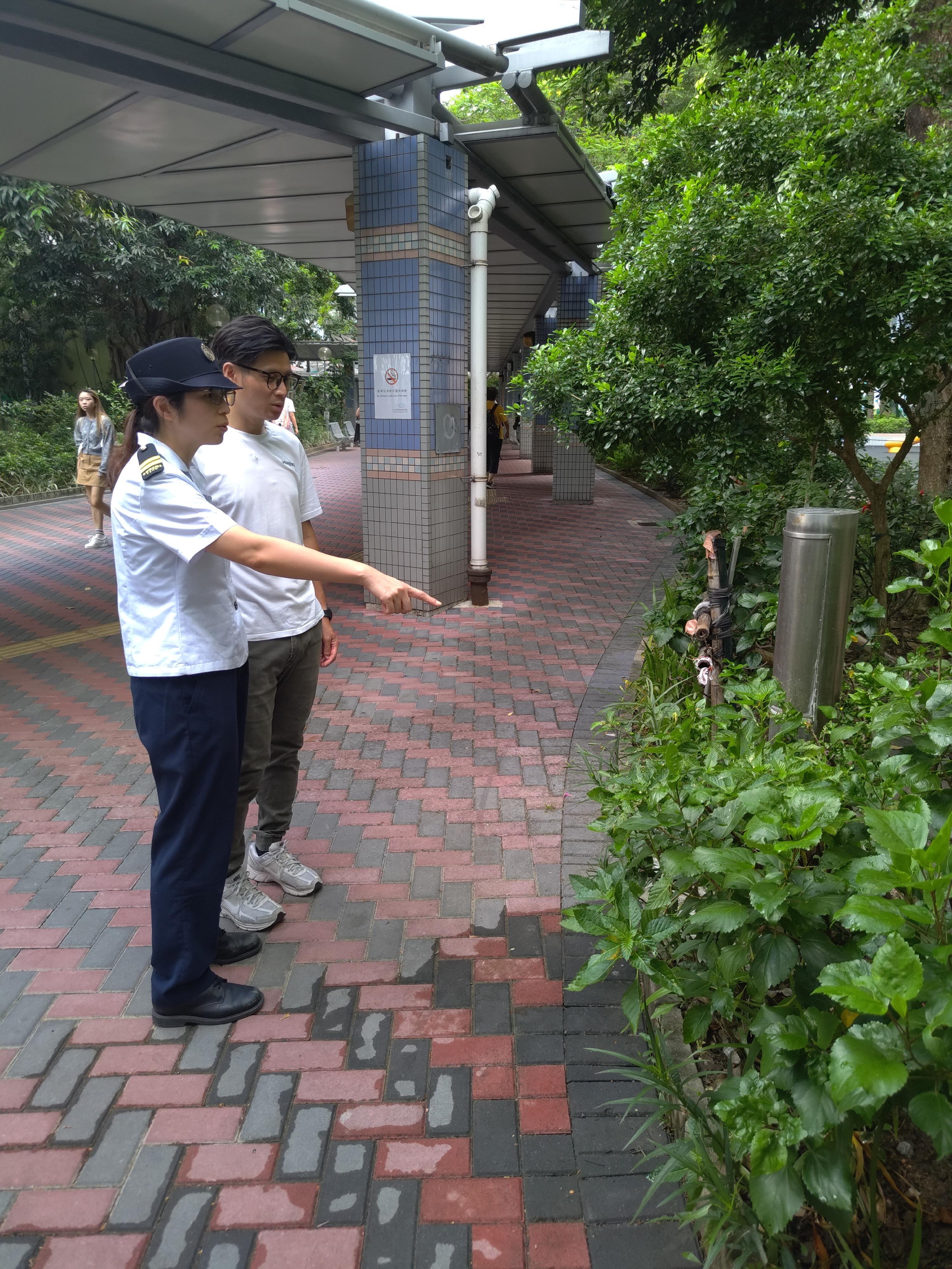 The Food and Environmental Hygiene Department (FEHD) today (August 26) released the eighth batch of gravidtrap indexes and density indexes for Aedes albopictus in August, covering 13 survey areas. Photo shows an FEHD staff member inspecting a public housing estate in Cheung Sha Wan, Sham Shui Po District, and reminding property management staff to intensify mosquito prevention and control work.