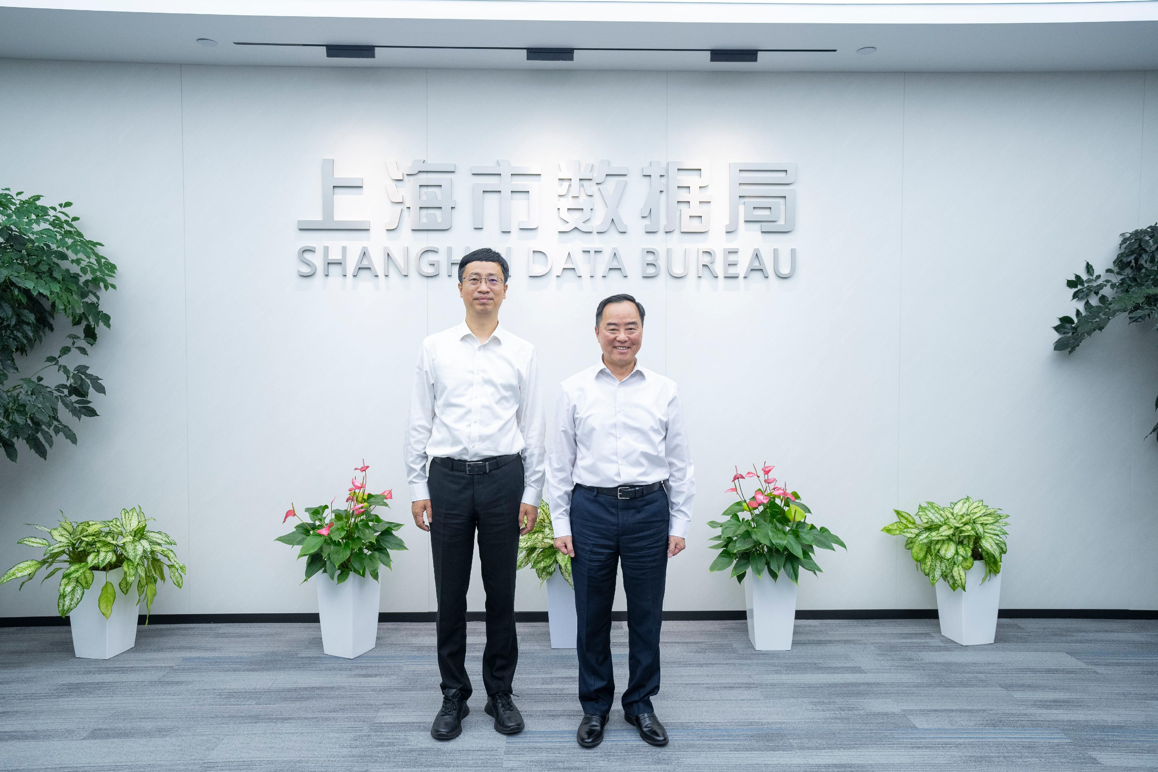 The Commissioner for Digital Policy, Mr Tony Wong (right), visits the Shanghai Municipal Bureau of Data in Shanghai today (August 27) and calls on the Director of the Shanghai Municipal Bureau of Data, Dr Shao Jun (left).